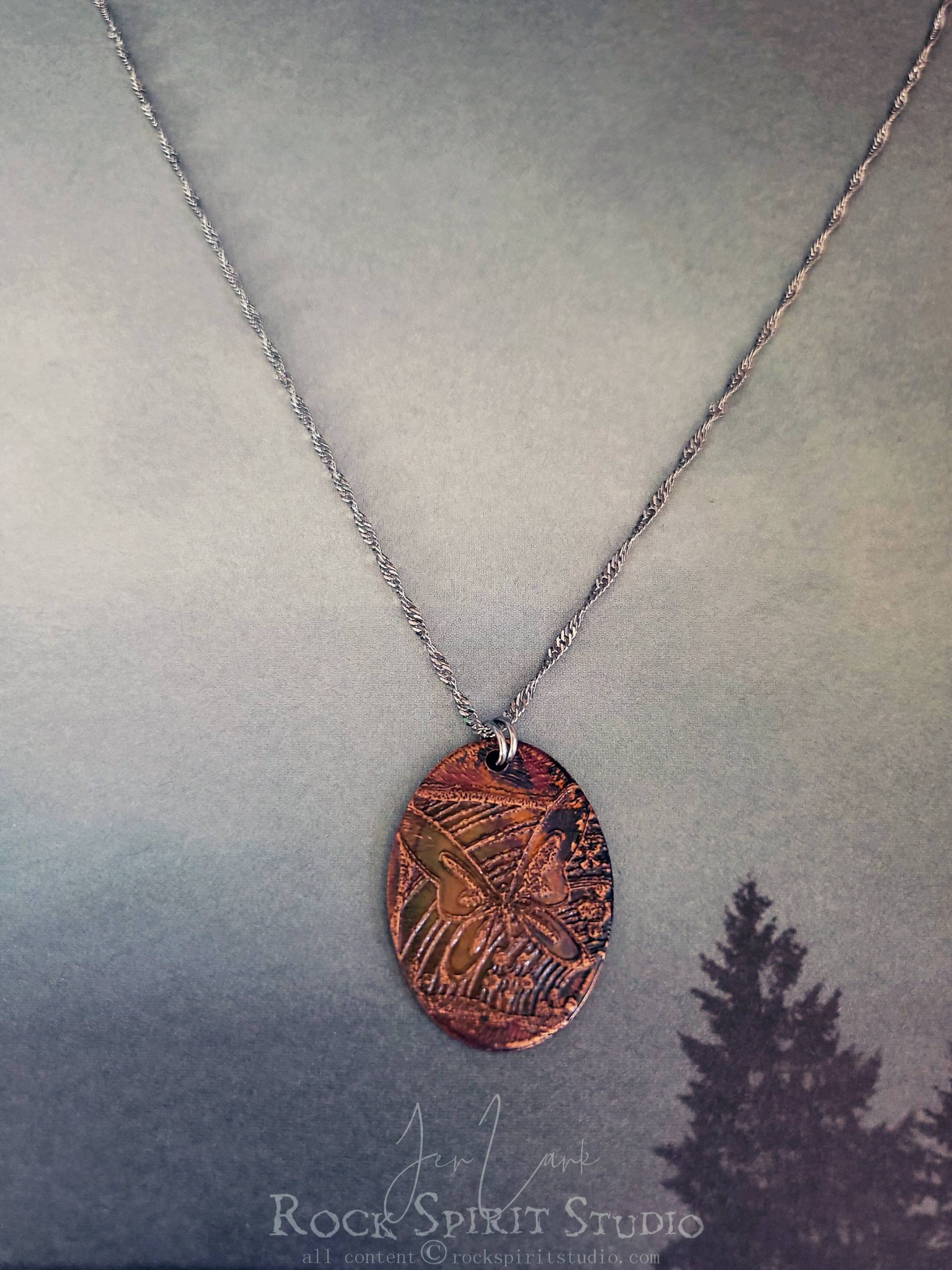 Geätzter Kupfer Schmetterling Anhänger Oxidierte Metall Schmuck von RockSpiritStudio