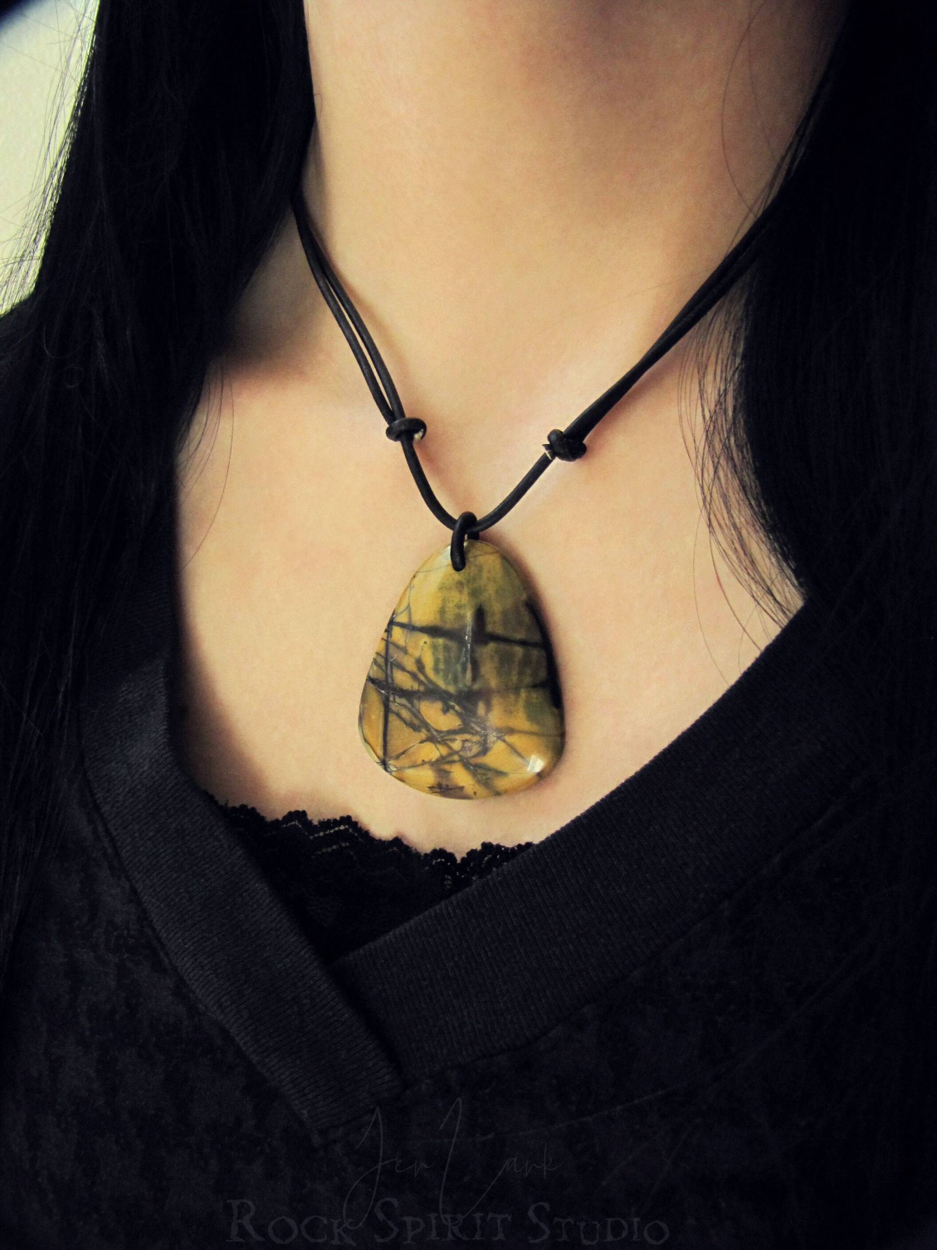 Lila Picasso Jaspis Halskette Boho Lederband Anhänger von RockSpiritStudio