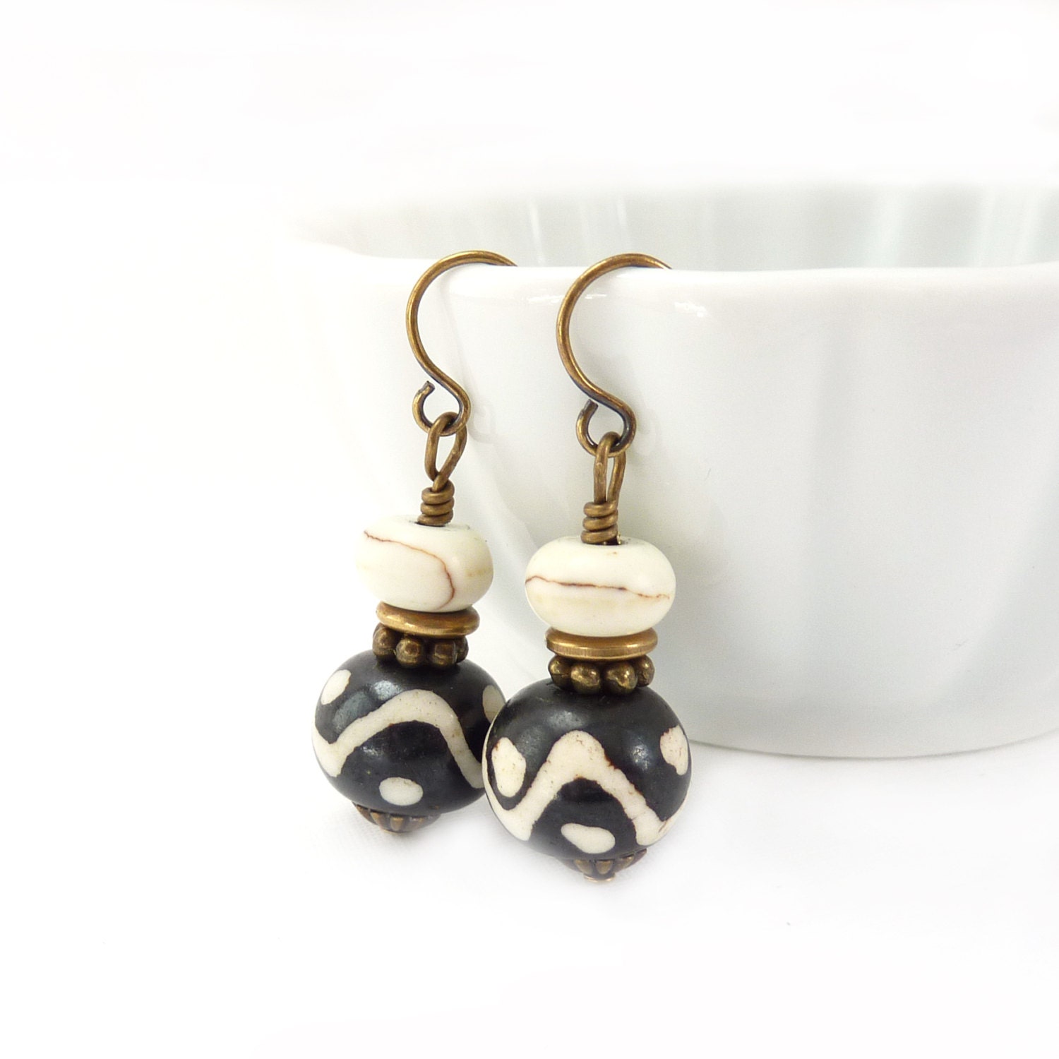 Schwarz & Weiß Batik Knochen - Stammes Boho Ohrringe Howlith Steine Zierliche Baumelt Yogaschmuck Schwarz & Weiß Batik Knochen - Stammes Boho Ohrringe Howlith Steine Zierliche Baumelt Yogaschmuck von RockStoneTreasures