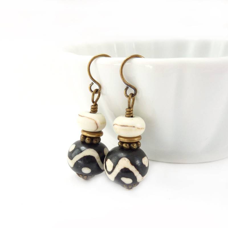 Schwarz & Weiß Batik Knochen - Stammes Boho Ohrringe Howlith Steine Zierliche Baumelt Yogaschmuck Schwarz & Weiß Batik Knochen - Stammes Boho Ohrringe Howlith Steine Zierliche Baumelt Yogaschmuck von RockStoneTreasures