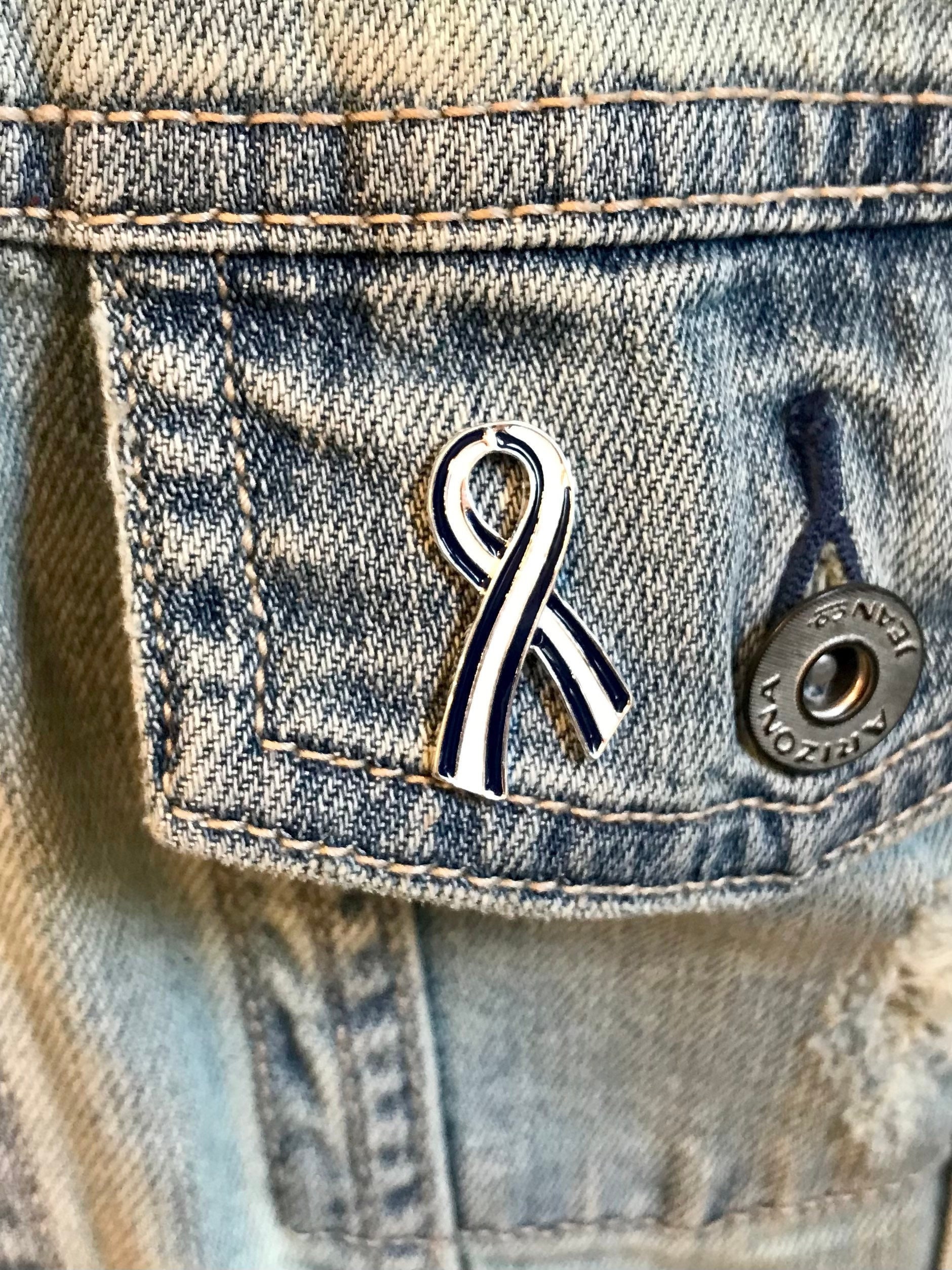 Als Awareness Ribbon Pin/Ovale Nekrose Anstecknadel Blau-Weiß Gestreifte Schleife von RockYourCauseJewelry