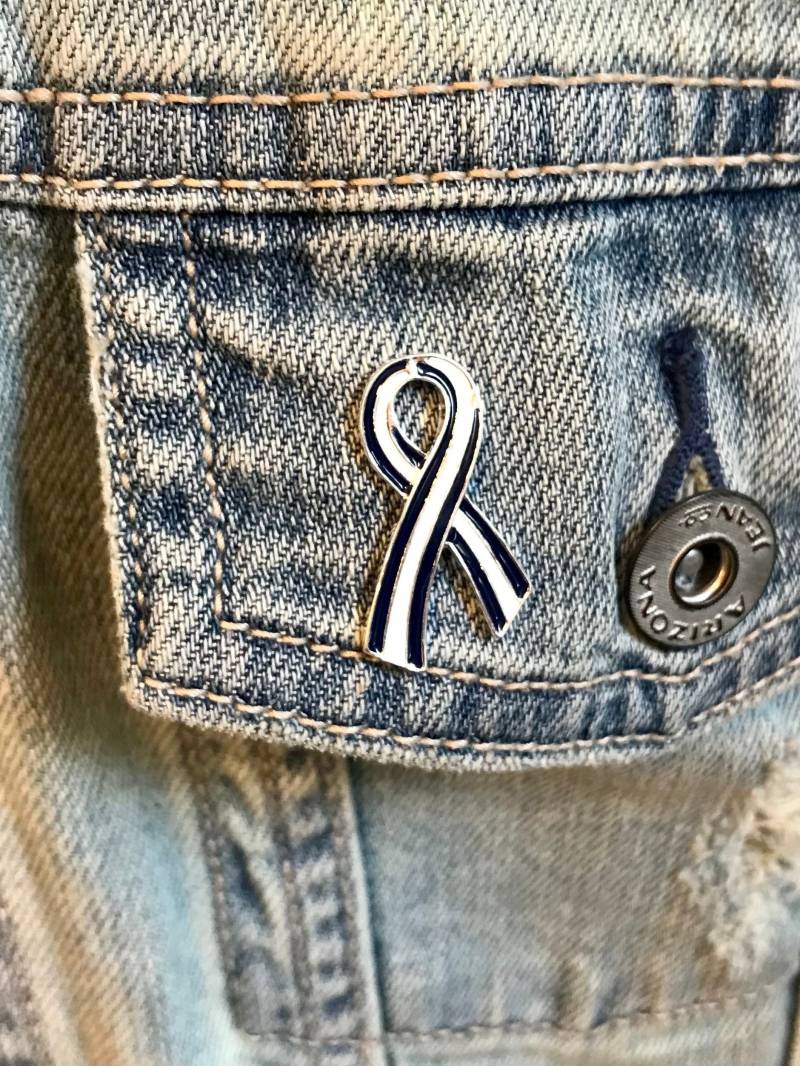 Als Awareness Ribbon Pin/Ovale Nekrose Anstecknadel Blau-Weiß Gestreifte Schleife von RockYourCauseJewelry