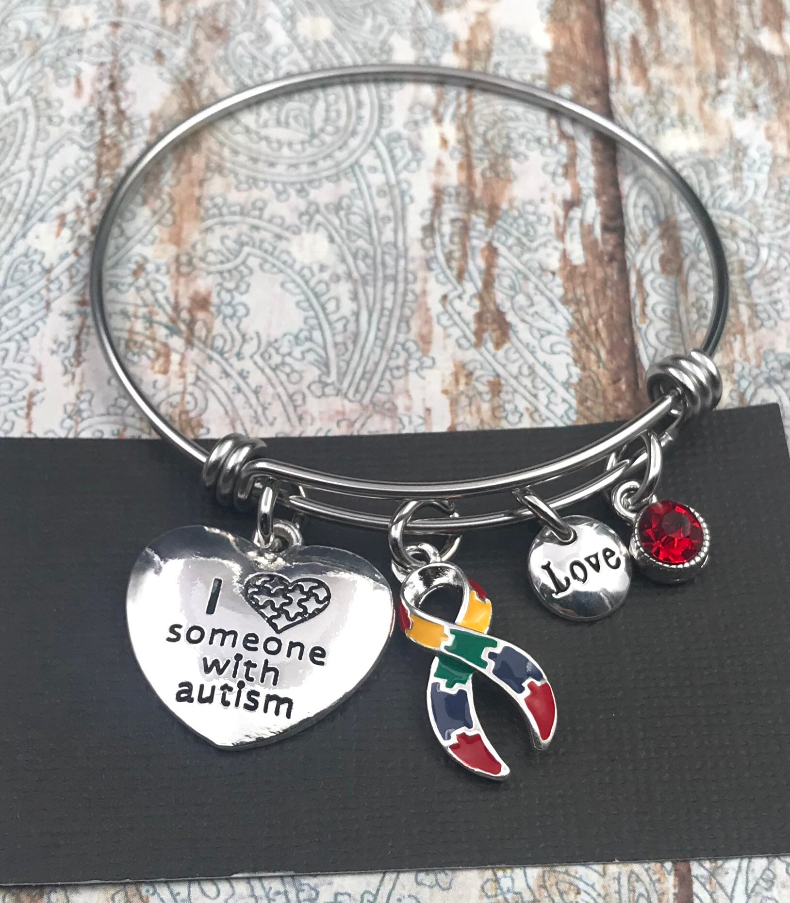 Autismus Bewusstsein Armband - Ich Liebe Jemanden Mit Charm von RockYourCauseJewelry