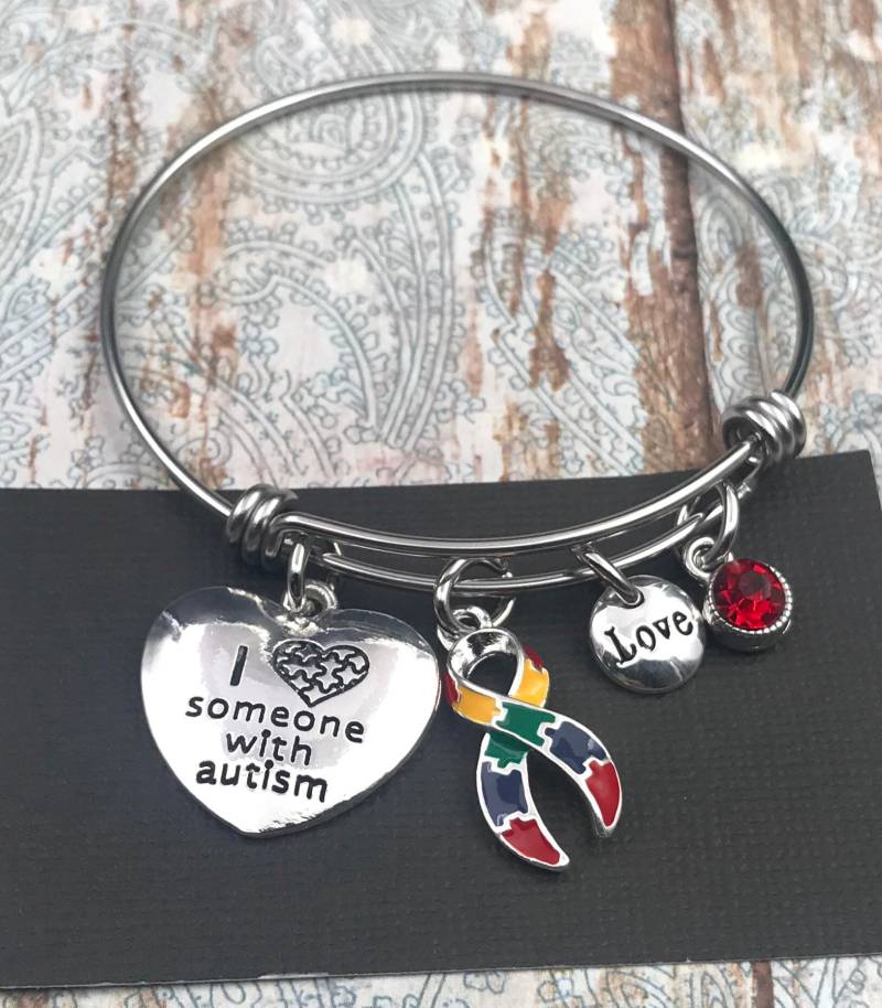 Autismus Bewusstsein Armband - Ich Liebe Jemanden Mit Charm von RockYourCauseJewelry