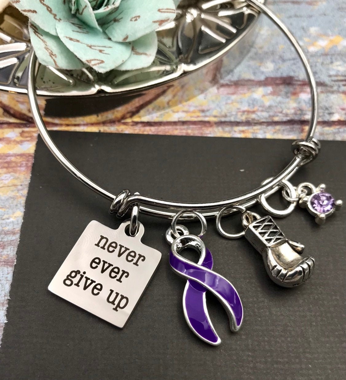 Bauchspeicheldrüsenkrebs, Lupus, Mukoviszidose, Fibromyalgie, Spoonie, Häusliche Gewalt, Crohn Armband - Lila Band Nie Aufgeben Charme von RockYourCauseJewelry