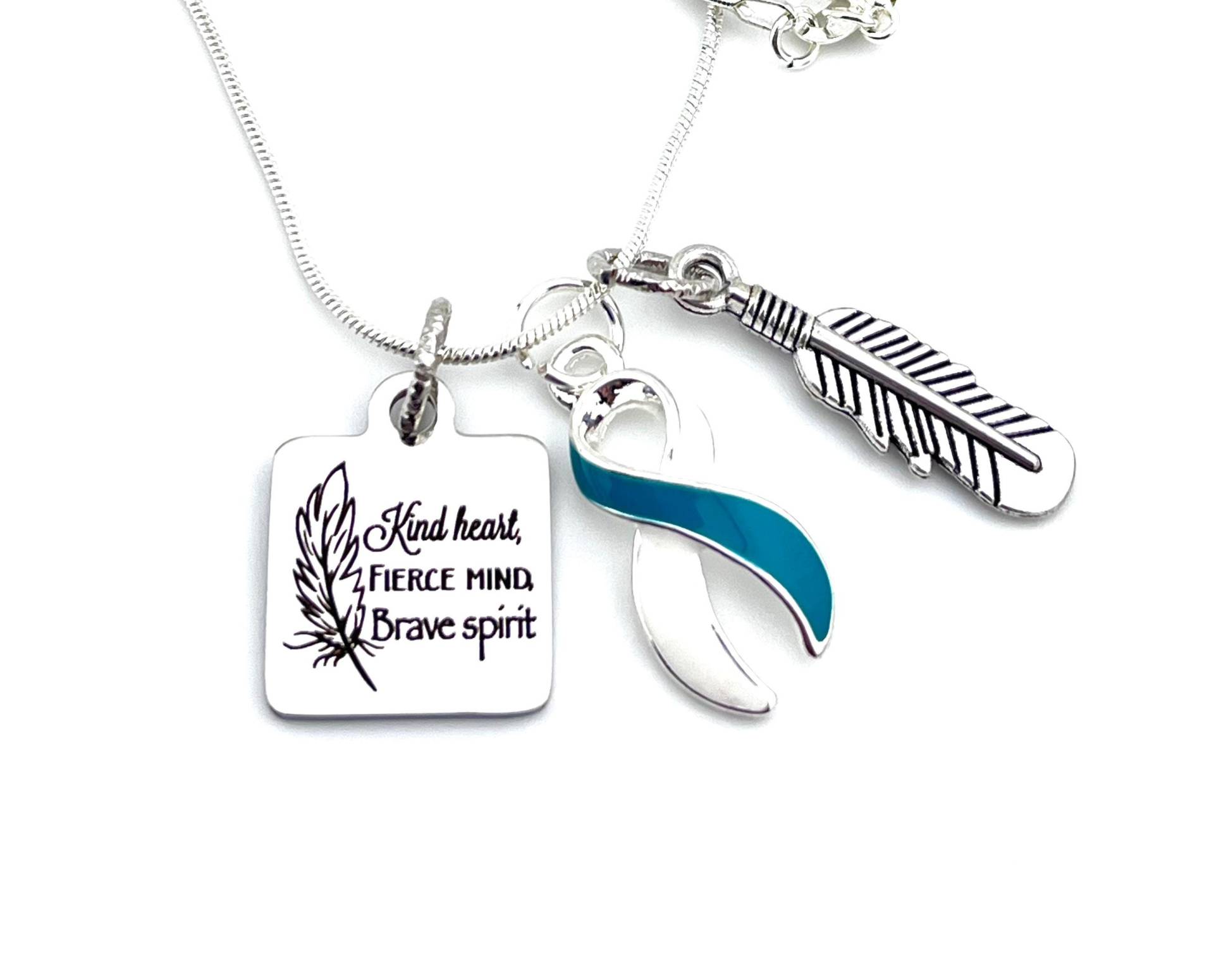 Cervical Cancer Awareness Survivor Halskette - Teal Und Weißes Band Freundliches Herz, Fierce Mind, Brave Spirit Feder-Halskette von RockYourCauseJewelry
