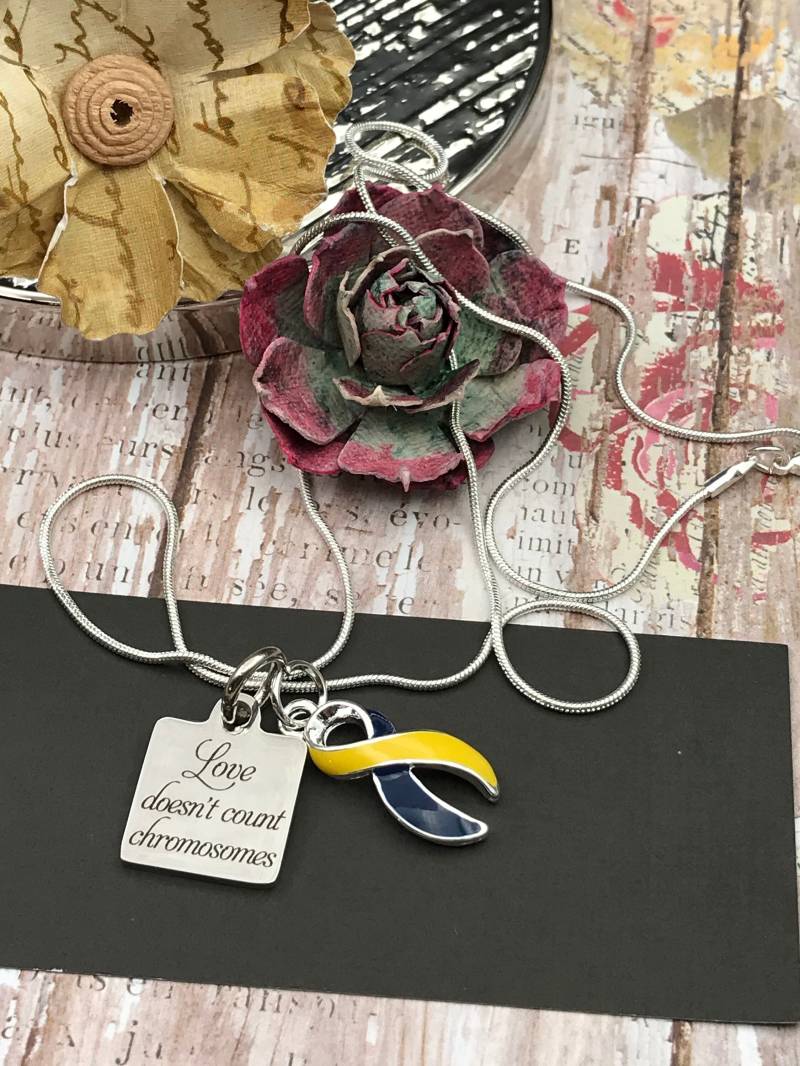 Down-Syndrom-Bewusstsein Halskette - Marine Blau Und Gelb Band Charme Liebe Zählt Chromosomen Nicht von RockYourCauseJewelry