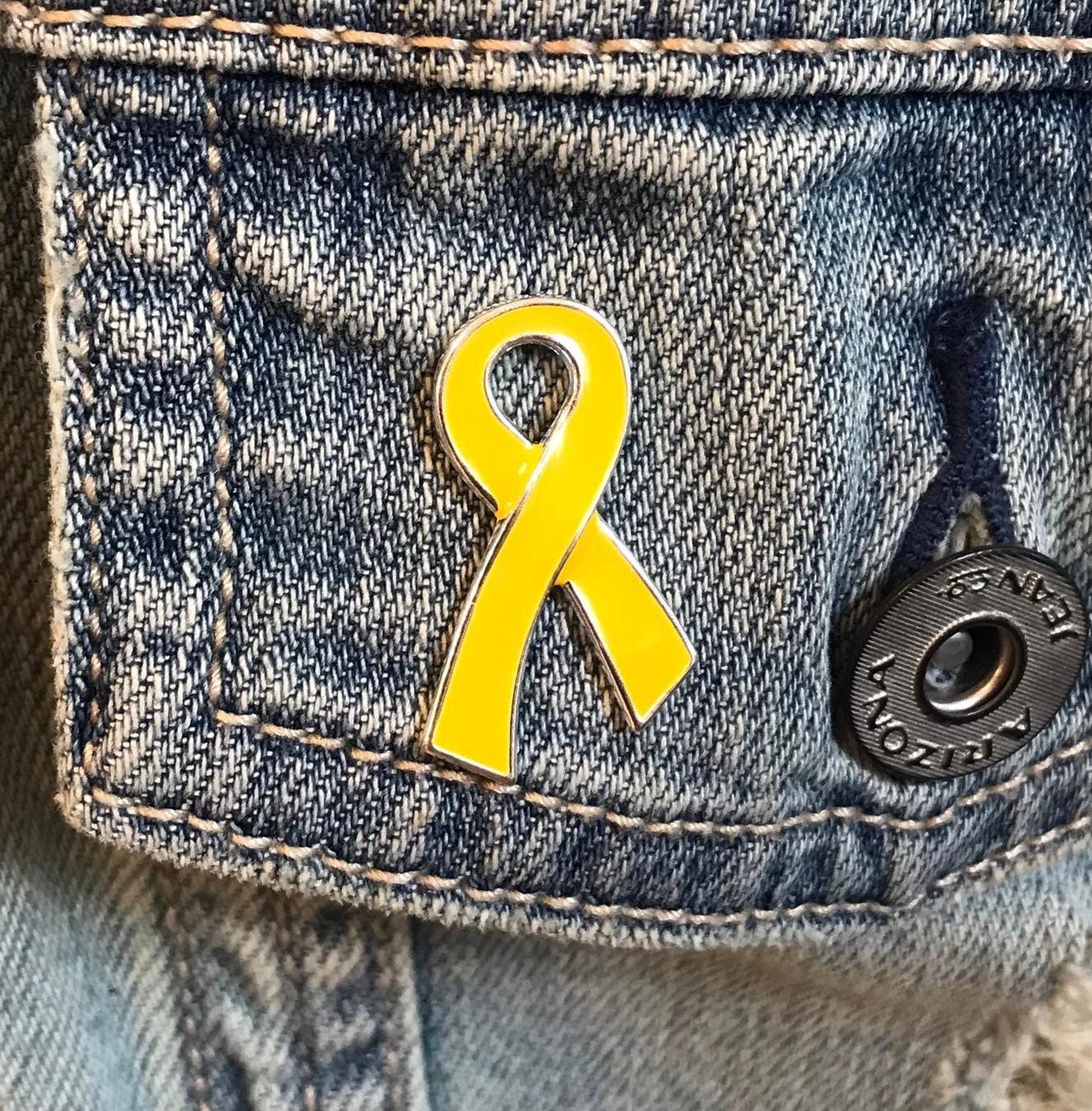 Gold Ribbon/Revers Hutnadel Alveoläres Rhabdomyosarkom, Kinderkrebs, Copd, Embryonales Neuroblastom, Osteosarkom von RockYourCauseJewelry