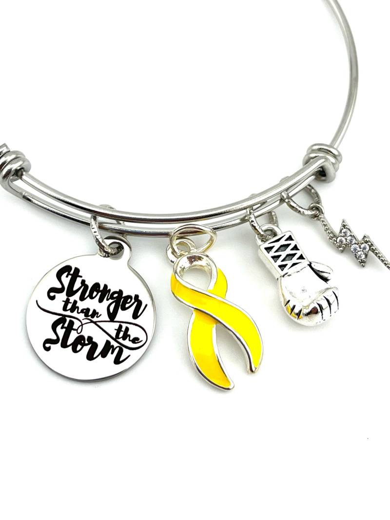 Gold Ribbon Armband - Rhabdomyosarkom, Kinderkrebs, Copd, Neuroblastom Survivor Geschenk Stärker Als Der Sturm von RockYourCauseJewelry