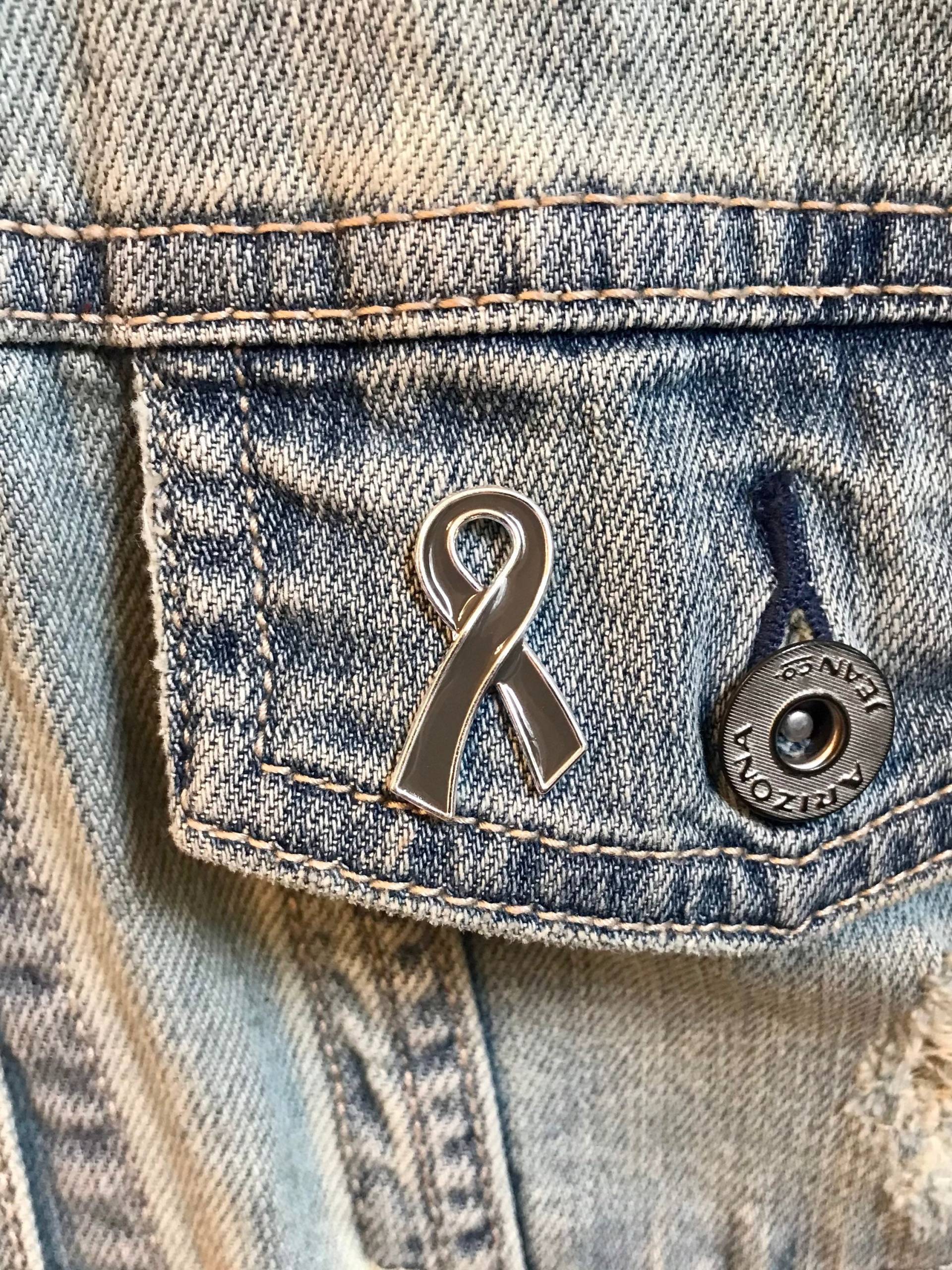 Grau Band/Revers Hutnadel - Aphasie, Asthma, Hirntumor Überlebender, Hirntumoren, Typ 1 Oder 2 Diabetes Bewusstsein von RockYourCauseJewelry