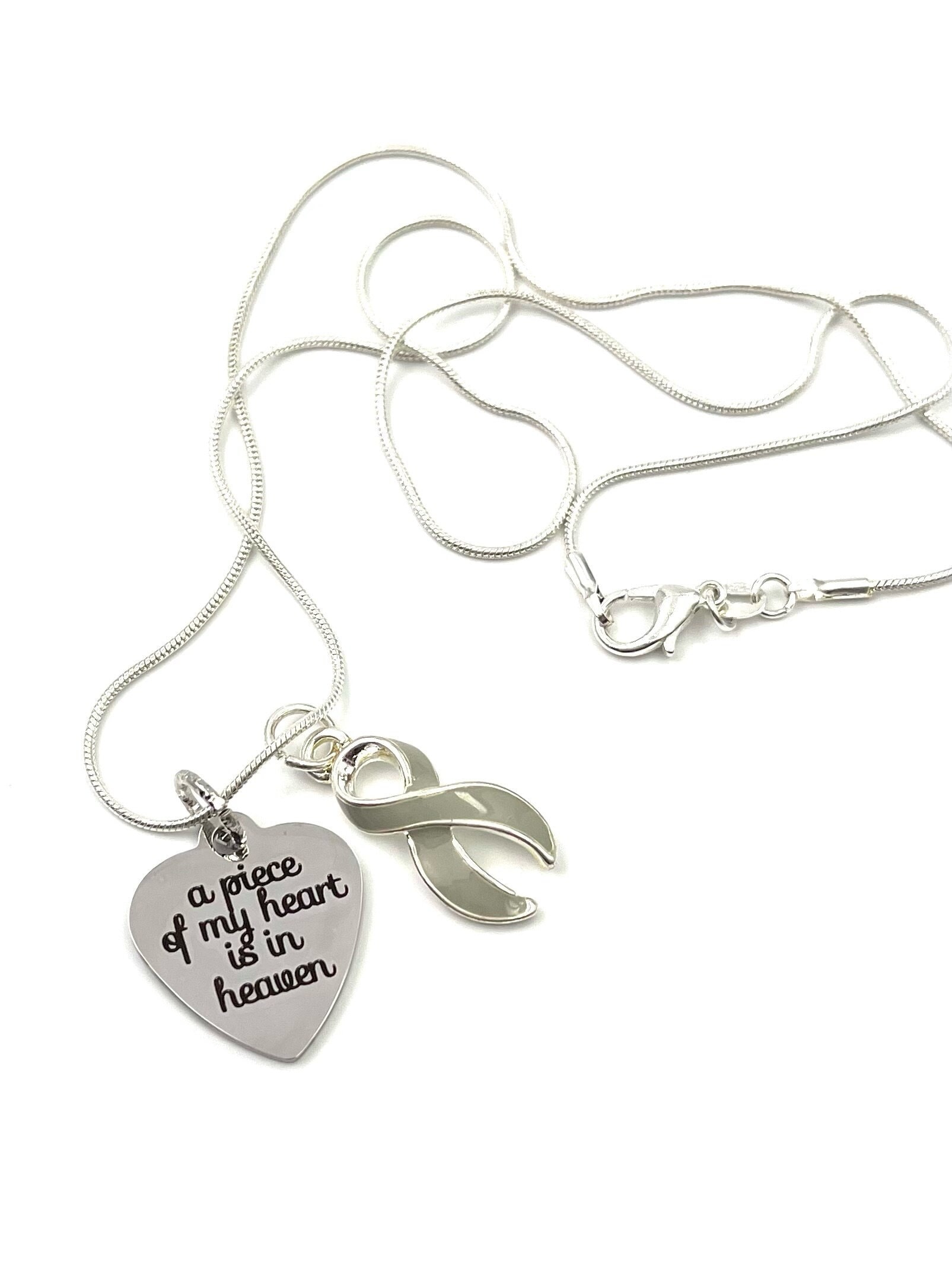 Grau Band Sympathie Halskette/Hirntumor Bewusstsein - Ein Stück Meines Herzens Ist Im Himmel Erinnerung Geschenk von RockYourCauseJewelry