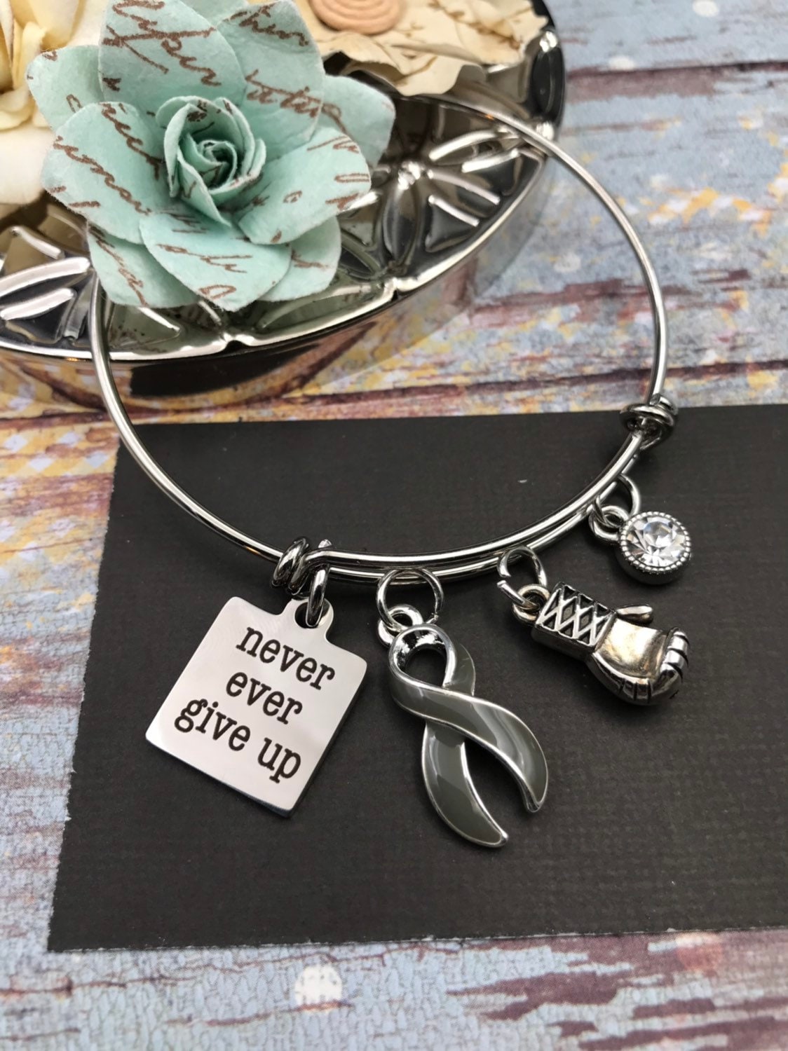 Grau Grau Band Charm Armband/Gehirn Krebs Tumor Überlebende Bewusstsein Diabetes Aphasie - Nie Aufgeben von RockYourCauseJewelry