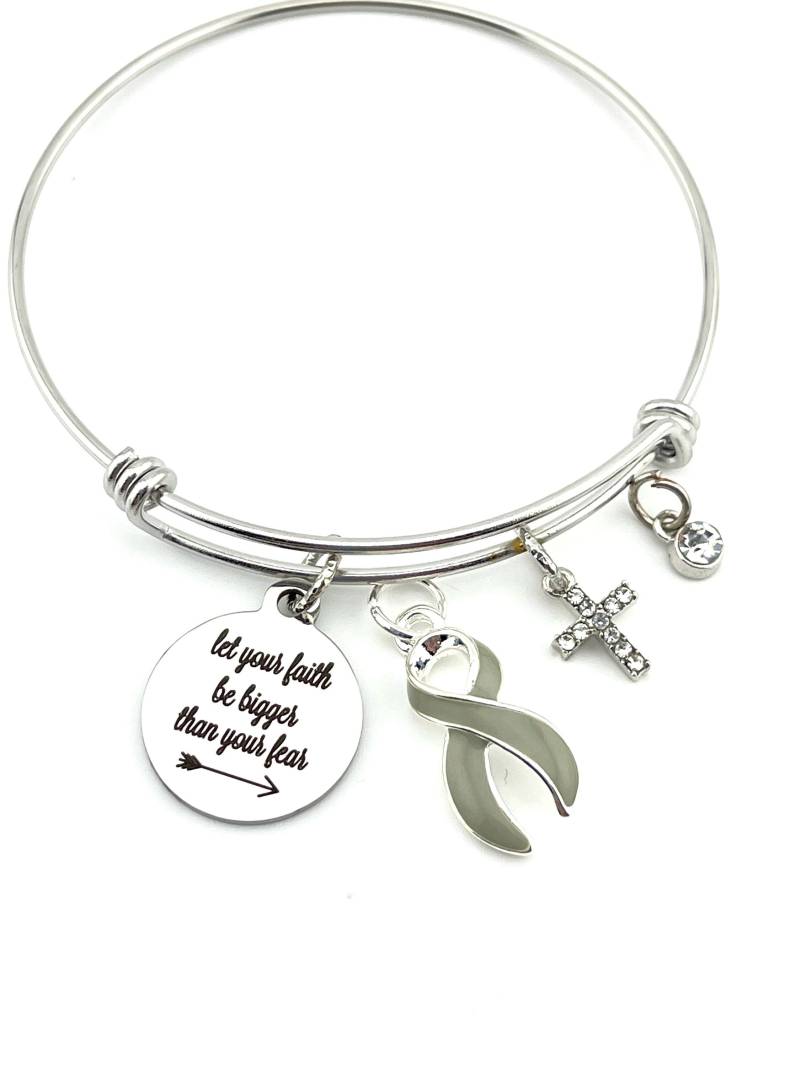 Grau Ribbon Bettelarmband - Hirntumor Überlebender, Diabetes, Aphasie Bewusstsein Geschenk Let Your Faith Be Bigger Than Fear von RockYourCauseJewelry