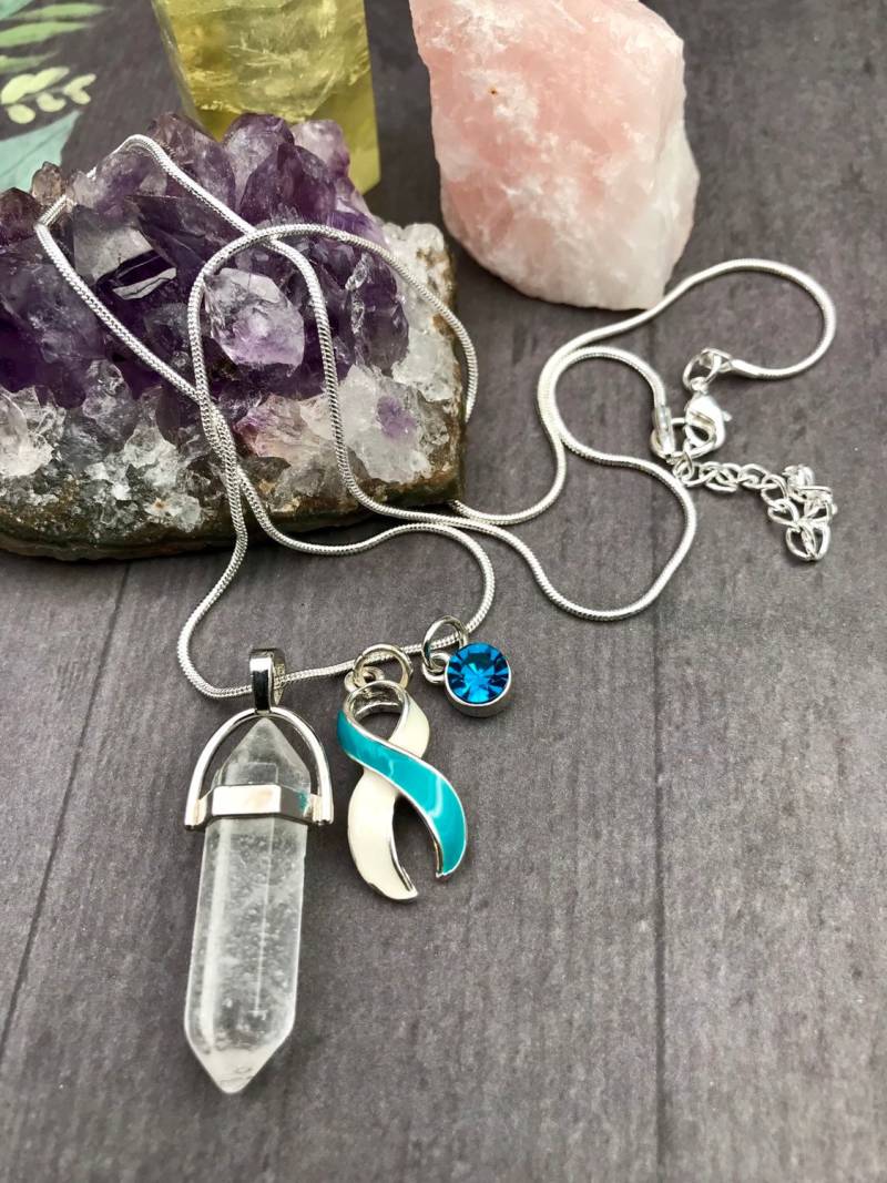 Healing Energy Crystal Quart Halskette - Cervical Cancer Awareness Türkis Und Weißes Band Charm Überlebend Geschenk von RockYourCauseJewelry