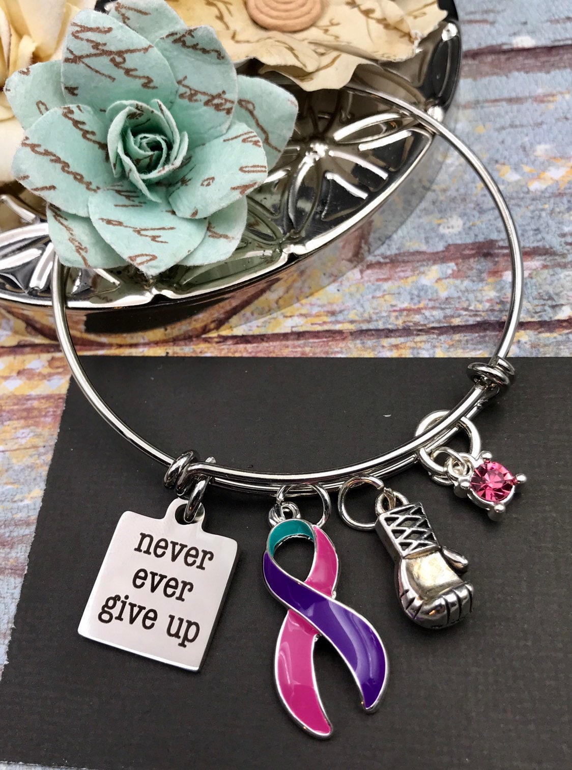 Kampf Gegen Schilddrüsenkrebs, Schilddrüsenchirurgie, Chemo-Geschenk - Nie Aufgeben Armband Rosa Lila Und Petrol Band Charme von RockYourCauseJewelry