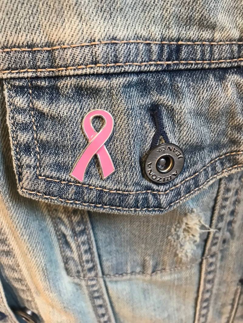 Pink Ribbon/Revers Hutnadel Brustkrebs Überlebende Bewusstsein - Hochzeits-Accessoire Kommt in Einer Geschenkbox von RockYourCauseJewelry