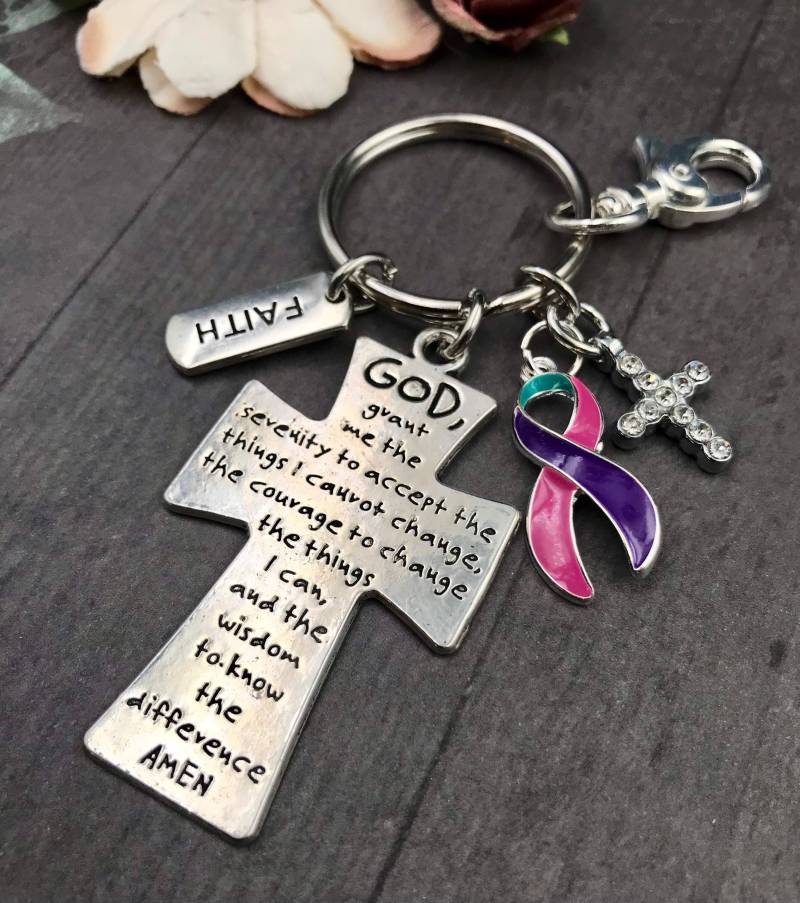 Thyreoid Krebs Surivor Awareness Geschenk - Serenity Prayer Kreuz Schlüsselanhänger Überlebende von RockYourCauseJewelry