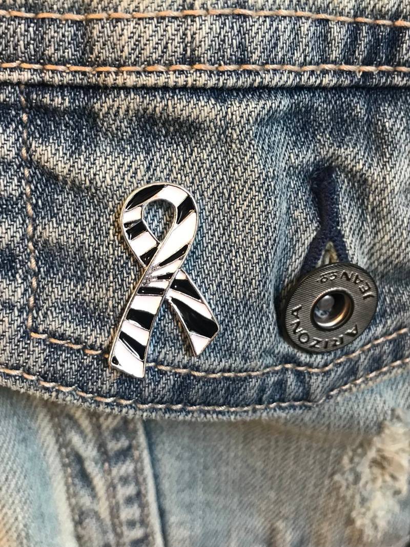 Zebra Band/Revers Hutnadel Seltene Krankheit Ehlers-Danlos Syndrom Endokrine Neuroendokrine Karzinoid-Bewusstsein Schwarz Und Weiß von RockYourCauseJewelry