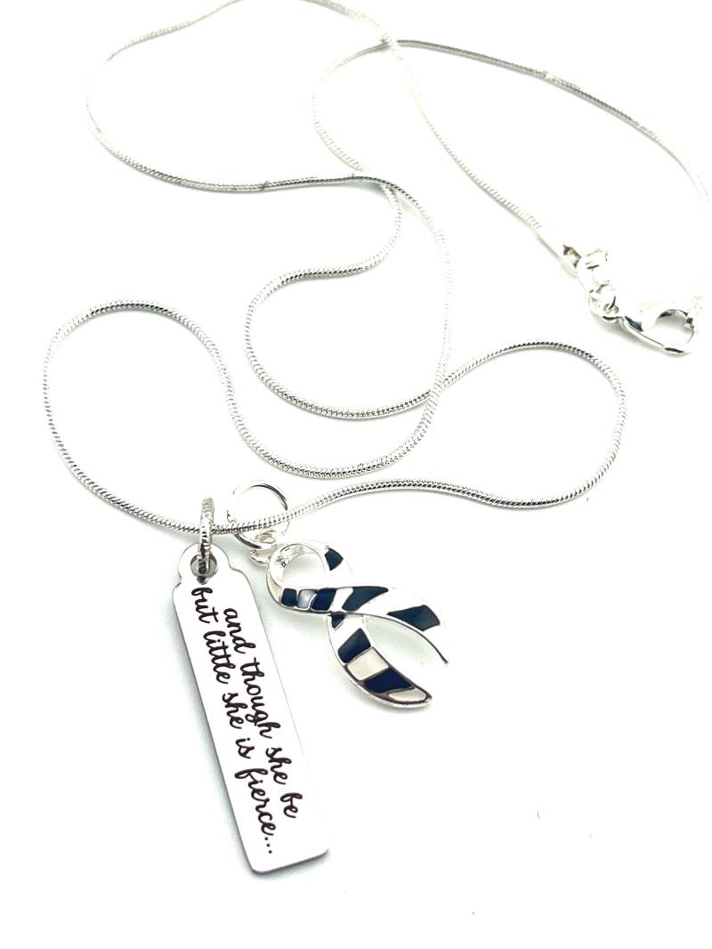 Zebra Ribbon Halskette - Und Obwohl Sie Nur Wenig Ist, Ist Wild von RockYourCauseJewelry