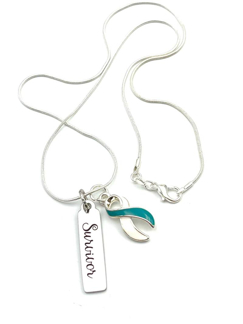 Zervixkrebs Halskette/Überlebend Geschenk - Türkis Und Weißes Band Charme Krebs Saugt, Kämpfen Wie Ein Mädchen von RockYourCauseJewelry