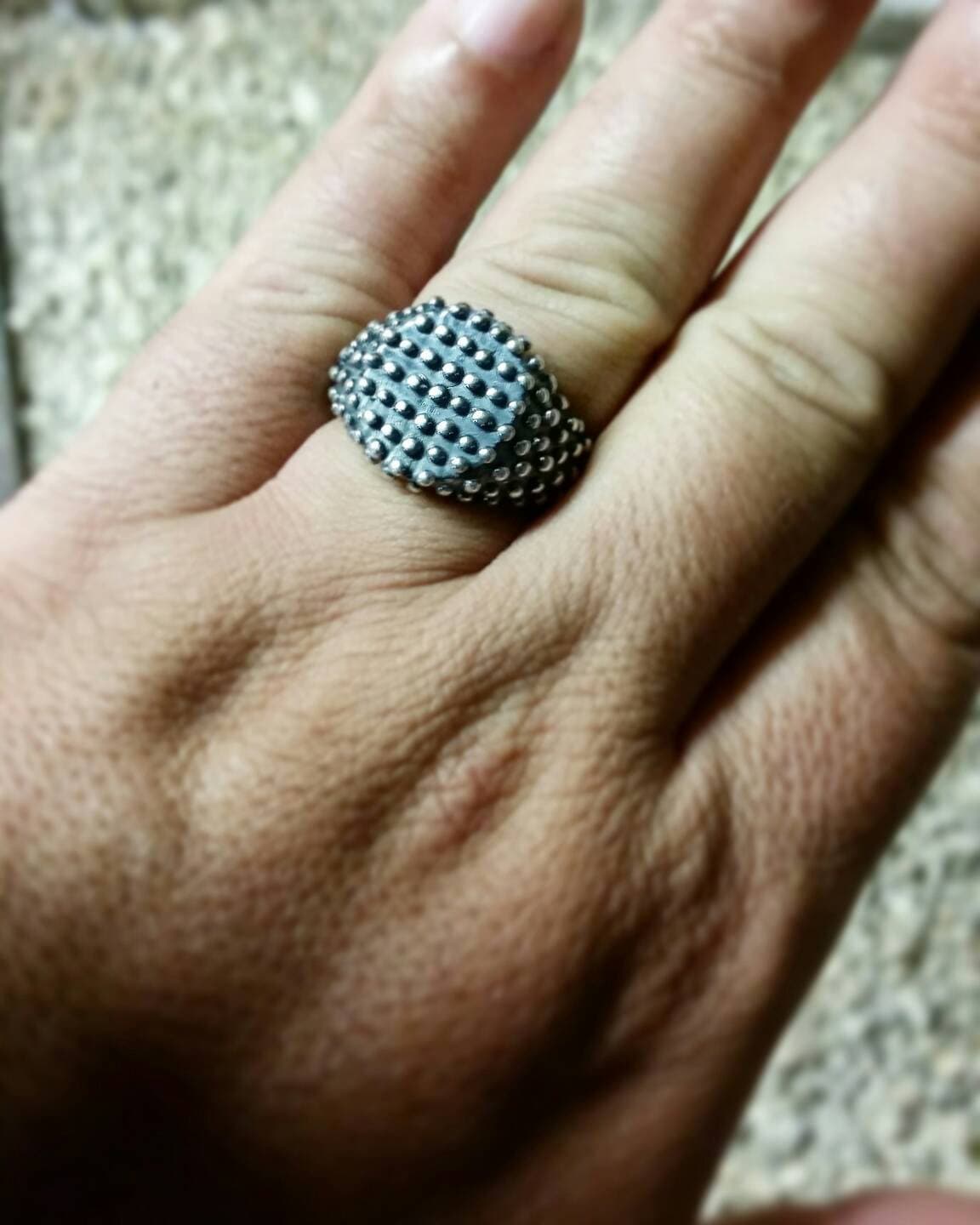 Handgemachte Siegelring Aus Oxidiertem Silber 925, Granulierte Textur von RockYourFingers