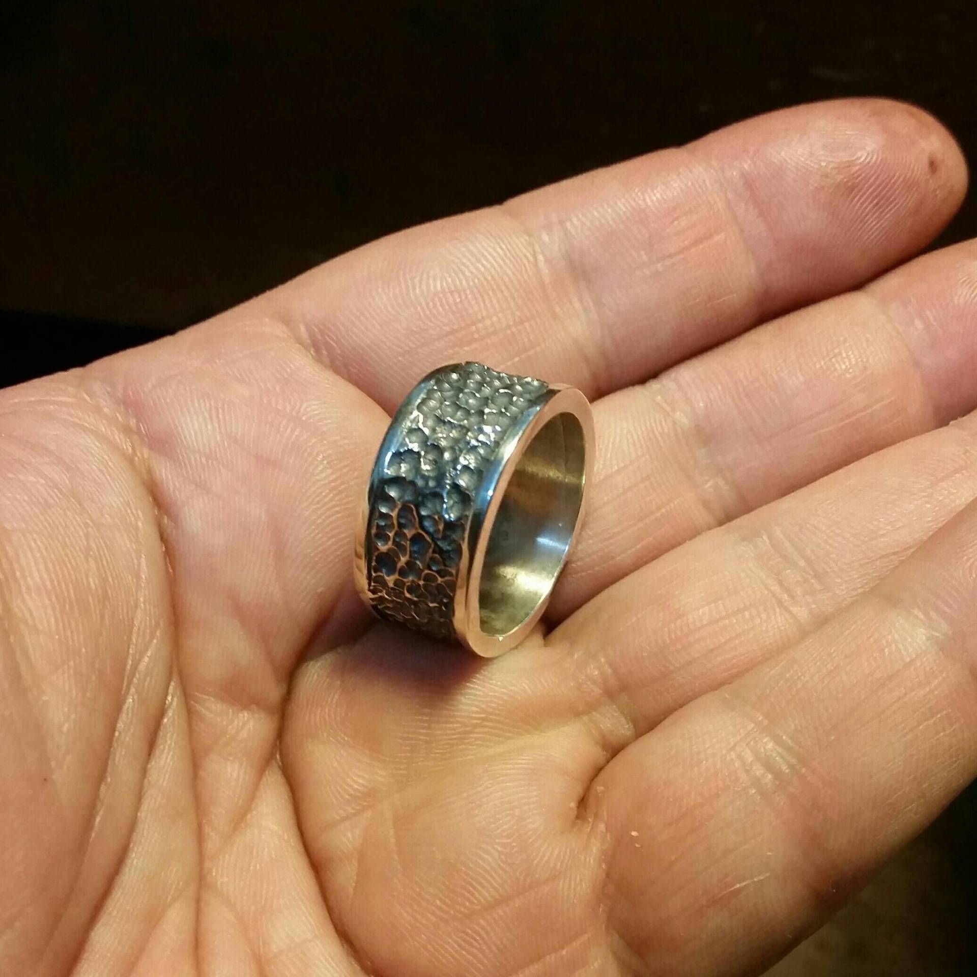 Silber Bandring Mit Schwarz Oxidierter Strukturoberfläche Und Silberpolierten Rändern Geeignet Für Männer Frauen in Allen Größen von RockYourFingers