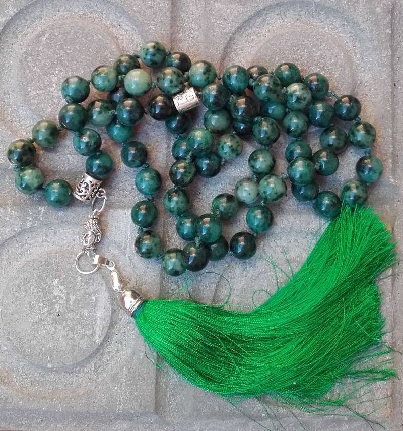 Halskette Grün Achat Kugeln Anhänger Gesicht Budhha Quaste Thread Knoten Bellisimo Dto. St. Patricks Day, Andere Unixe Yoga Frieden Zen Liebe von RockandRoseBijou