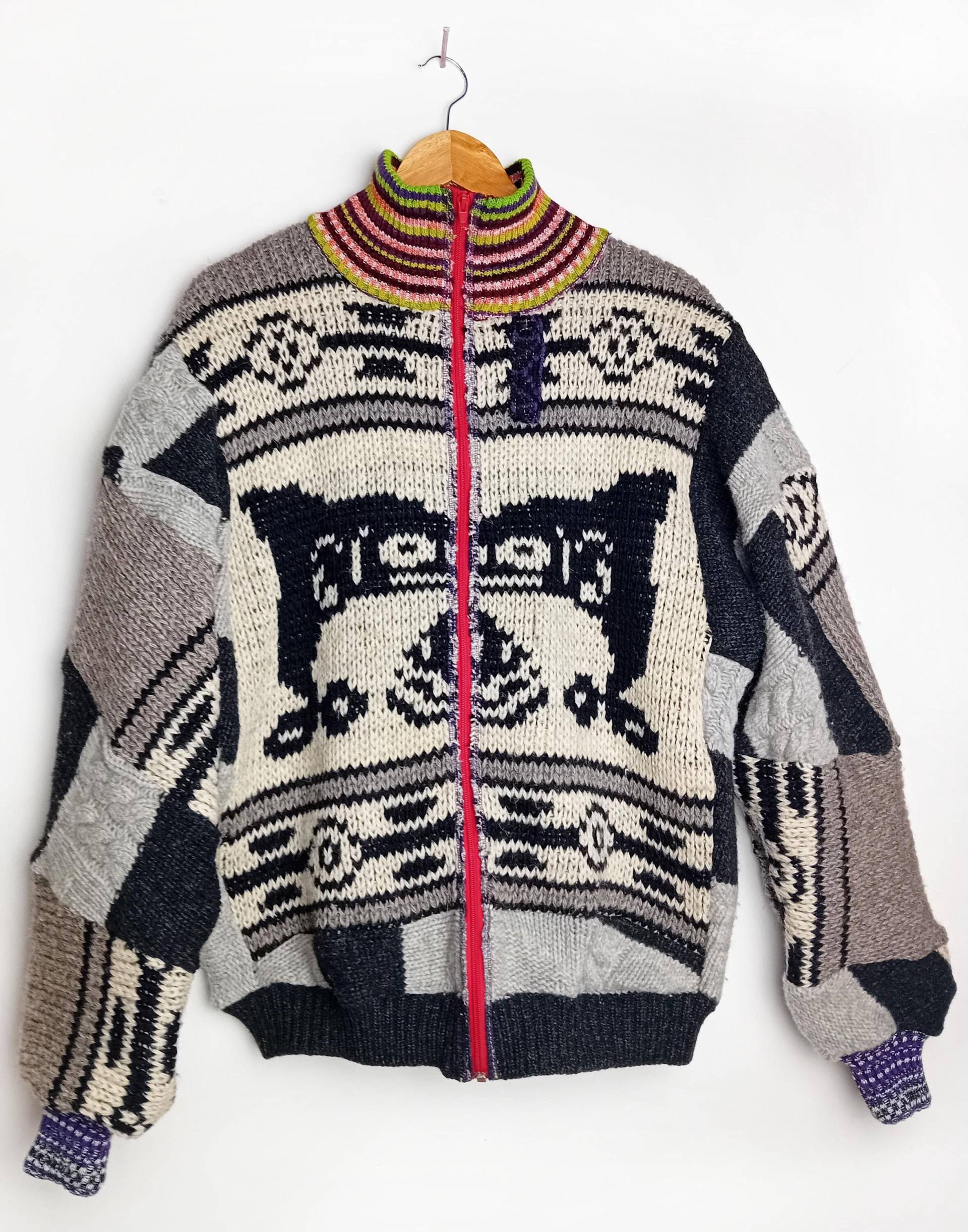 Upcycled Grobstrick Wolle Bomberjacke Schwarz Creme Grau Size L Dragon Psychedelic Verfügbar von RocketcrunchShop