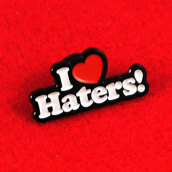 Ich Liebe Hasser Emaille Pin, Anstecknadel, Schwarz Gefärbt, Schmuck, Badge, Brosche Ich Liebe Hasser Emaille Pin, Anstecknadel, Schwarz Gefärbt, Schmuck, Badge, Brosche von RocketsauceLabs