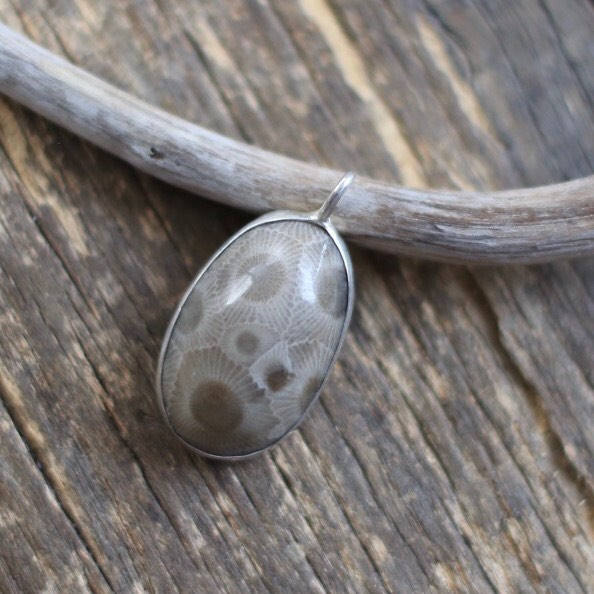 Große Petoskey Stein Anhänger von Rockheadsmi