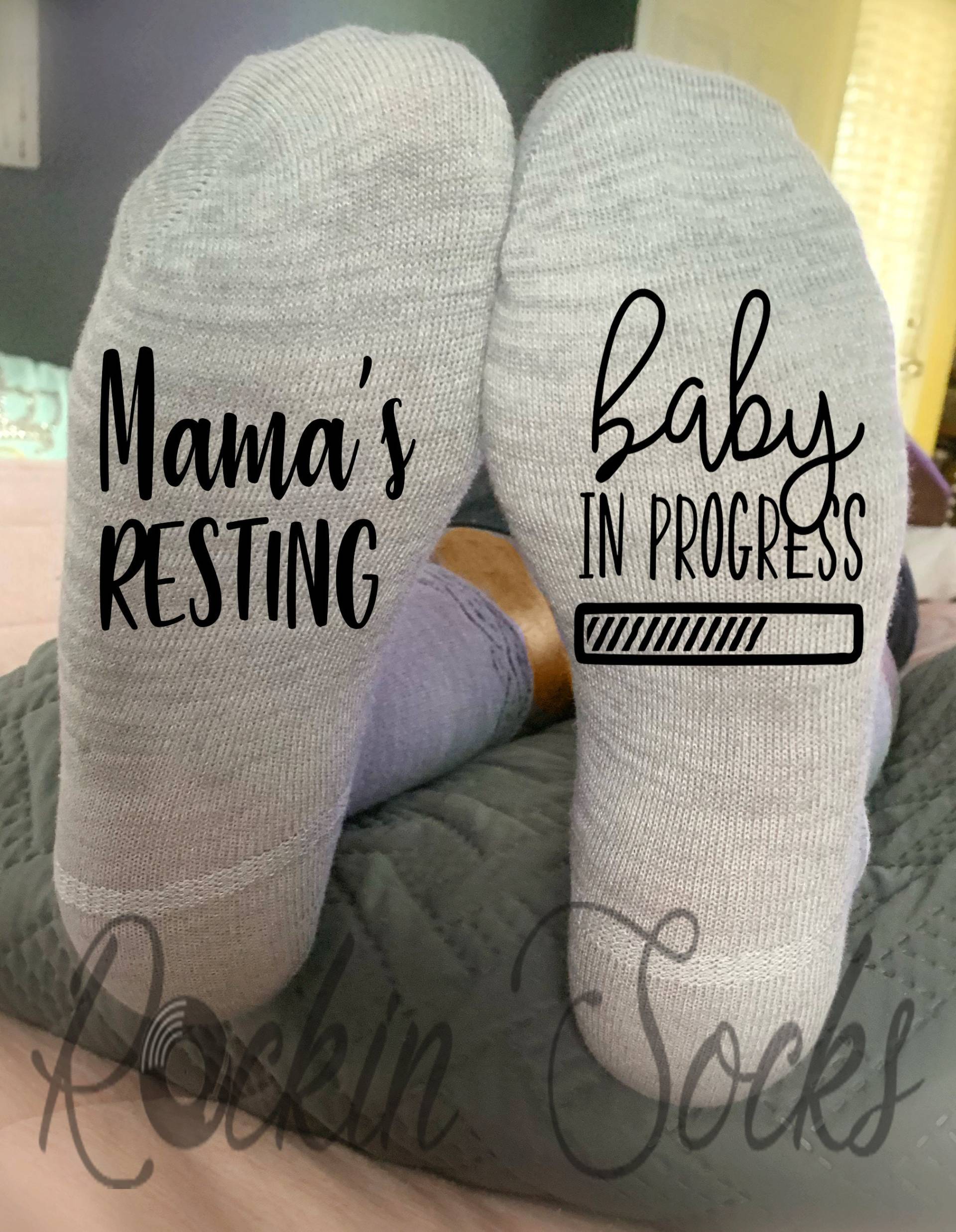 Baby Shower Geschenk, Mamas Ruhende in Progress Socken, Schwangerschaft Ankündigung, Werdende Mama, Neue Mama Neues Geschenk Baby Shower Geschenk, Mamas Ruhende in Progress Socken, Schwangerschaft Ankündigung, Werdende Mama, Neue Mama Neues Geschenk von RockinSocksShop