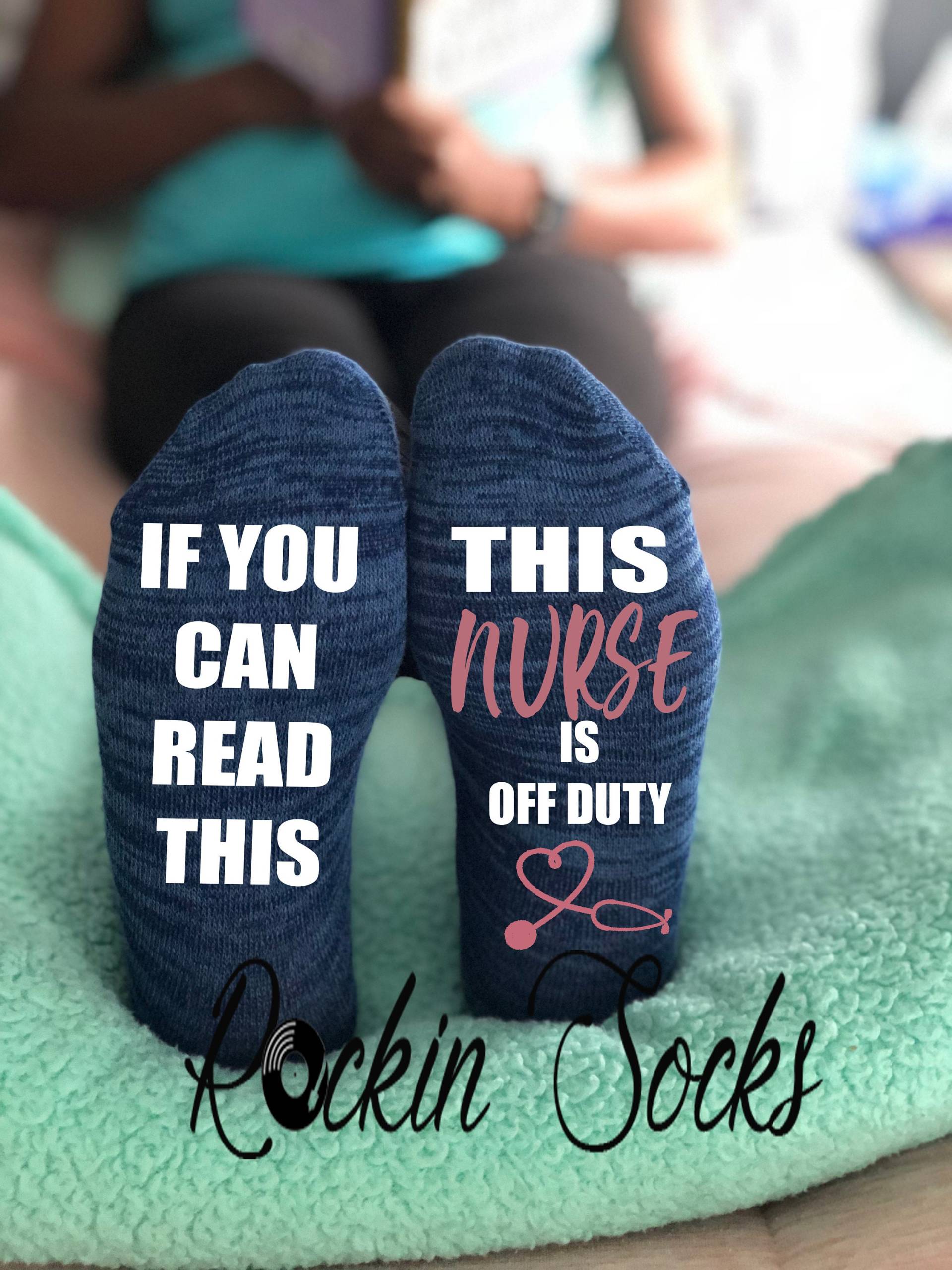 Krankenschwester Geschenk, Socken, Diese Ist Frei, Krankenschwestern Wertschätzung, Mehrere Farben, Wenn Sie Dies Lesen Können Krankenschwester Geschenk, Socken, Diese Ist Frei, Krankenschwestern Wertschätzung, Mehrere Farben, Wenn Sie Dies Lesen Können von RockinSocksShop