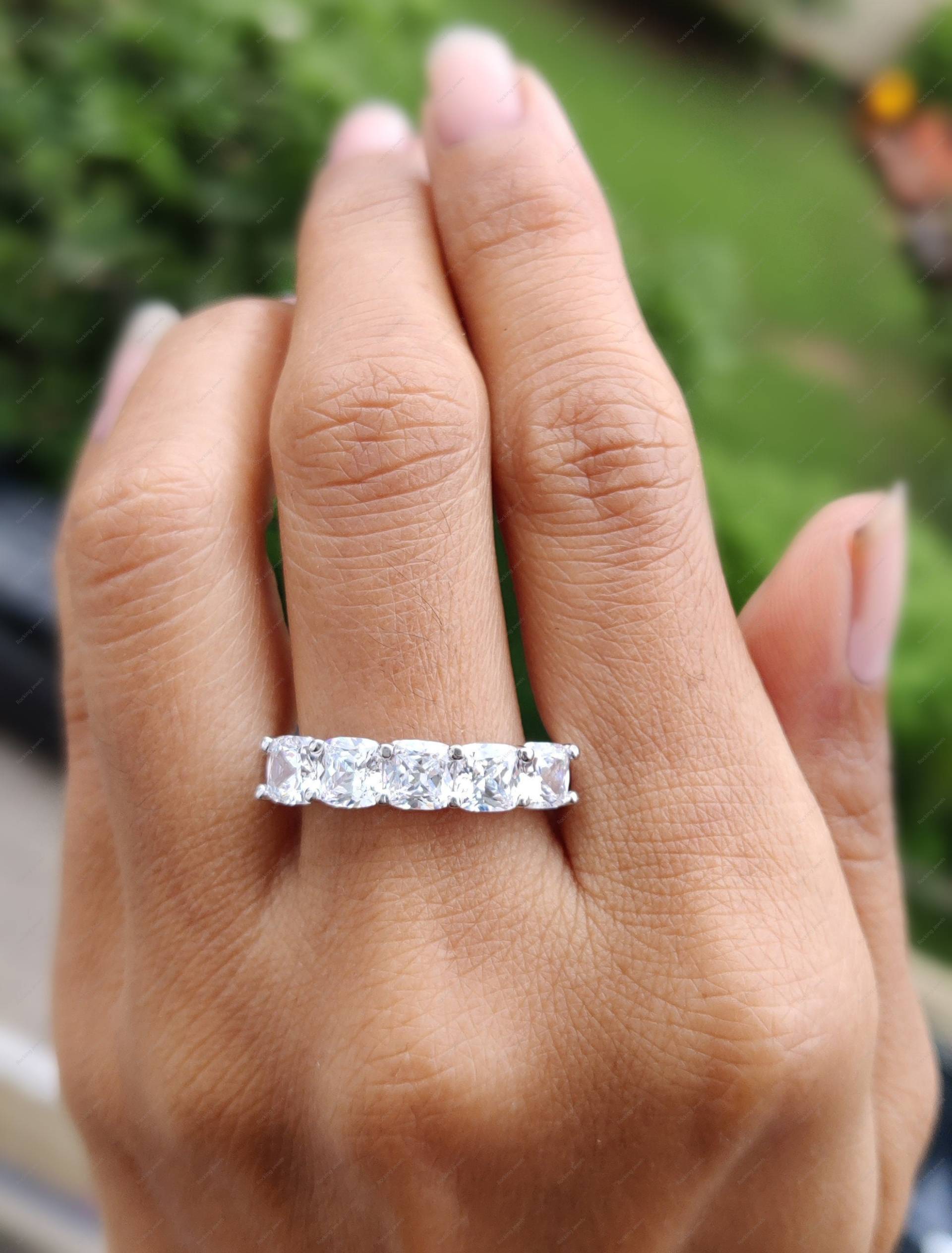 5 Steinkissen Moissanit Ring, Fünf Stein Eheringe, Jubiläumsringe Für Frauen, Einzigartiger 925 Silber Versprechen Ring von RockingJewels