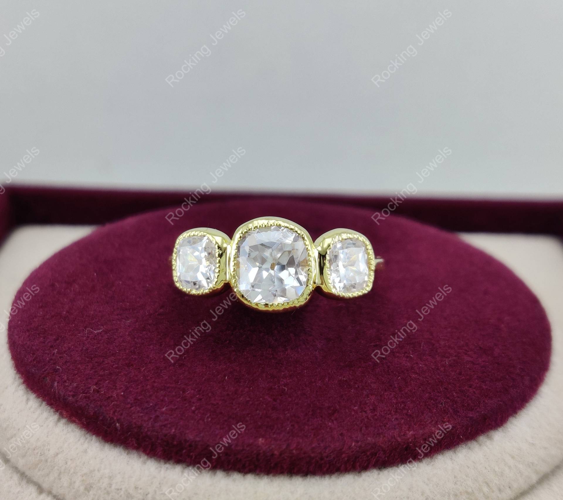 Antiker Alter Diamant Ring, Vintage Ring Für Frauen, Old Mine Trilogy 3 Stein Art Deco Kissen Verlobungsring, 925 Silber von RockingJewels