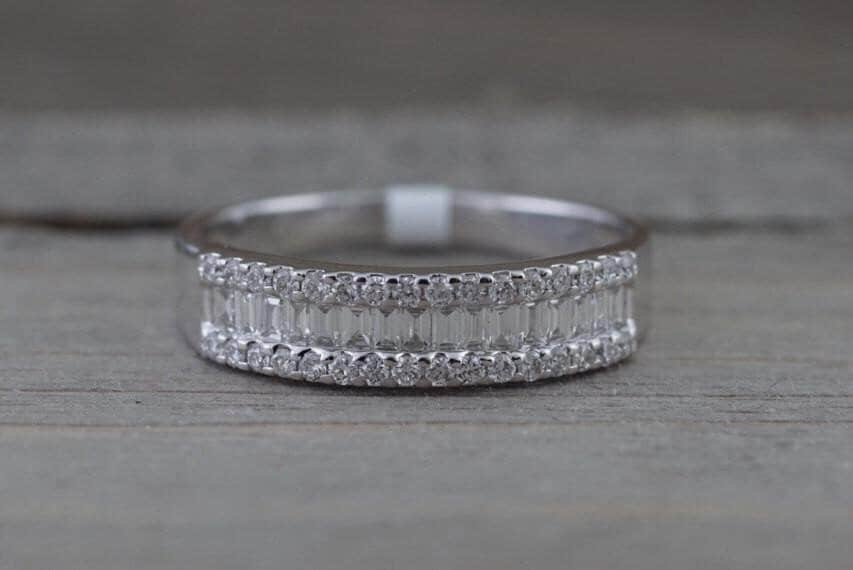 Moissanit Baguette Ehering, Channel Set Eternity Ring, Jubiläumsringe Für Frauen, Stapelbare Ringe, Dreireihig Breites Band, 925 Silber von RockingJewels