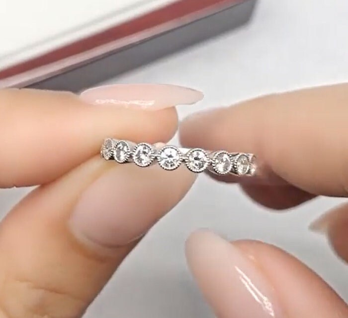 Moissanit Halb Eternity Band, Rundes Lünette Set Hochzeitsband, 925 Silber Stapelring, Versprechensringe Für Frauen, Milgrain Jubiläumsbänder von RockingJewels