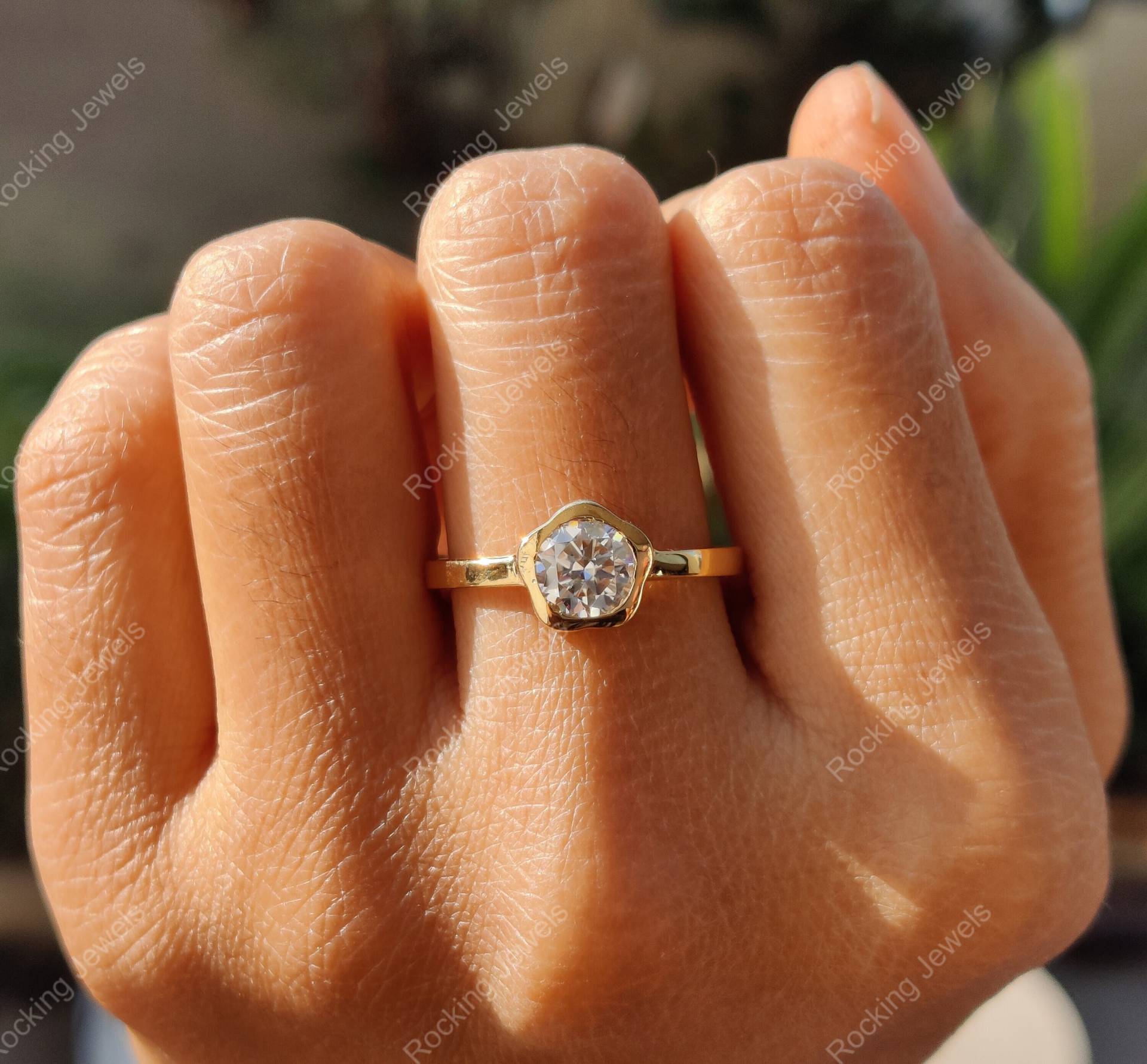 Runder Moissanit Diamant Verlobungsring, Massive Gold Lünette Set Solitär Ring, Einzigartiger Blumen Ehering, Versprechen Ringe Frauen von RockingJewels