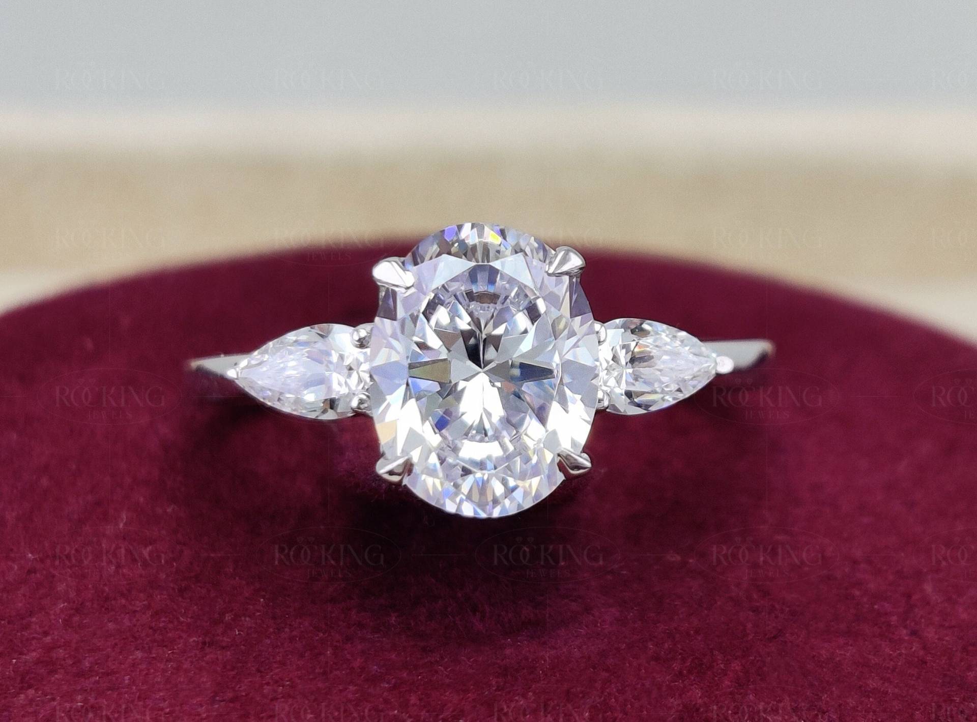 Trilogy Moissanite Verlobungsring, Ovaler 3 Stein Ring, Dreifacher Ehering, Einzigartiger Versprechen Jahrestag Ringe Frauen von RockingJewels