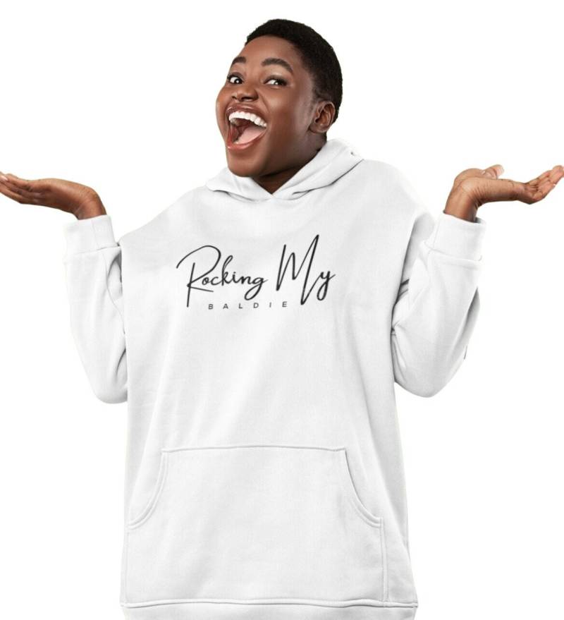 Rocking My Baldie White T-Shirt & Hoodie Edition | Holen Sie Sich Beide Rocking My Baldie White T-Shirt & Hoodie Edition | Holen Sie Sich Beide von RockingMyGloryLLC