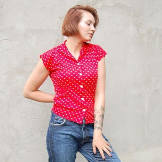 70Er Vintage Weiß Rot Gepunktet Frauen Shirt Bluse Top, Bubikragen Kurzarm Button Down, 1970Er Jahre Hippie Größe S M von RocknWardrobe