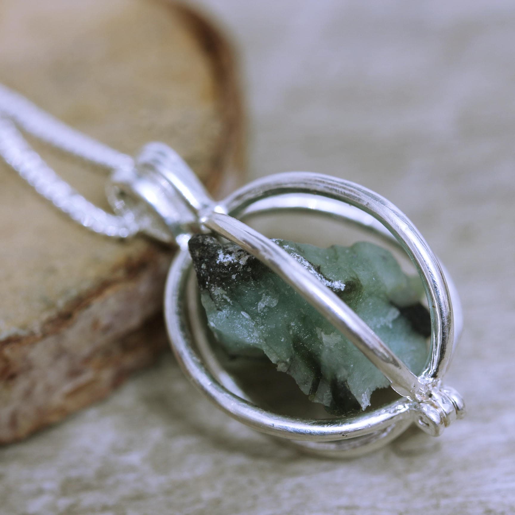 sterling Silber Smaragd Halskette. Mai Geburtsstein. Versilberter Käfig Mit Echtem Smaragd. Echter Roh Kette Aussuchen sterling Silber Smaragd Halskette. Mai Geburtsstein. Versilberter Käfig Mit Echtem Smaragd. Echter Roh Kette Aussuchen von RocksAndRollJewelry
