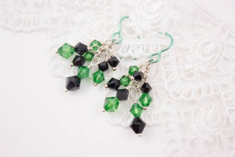 Grüne Und Schwarze Cluster-Ohrringe, Swarovski-Kristall von RocksMapsandCrafts