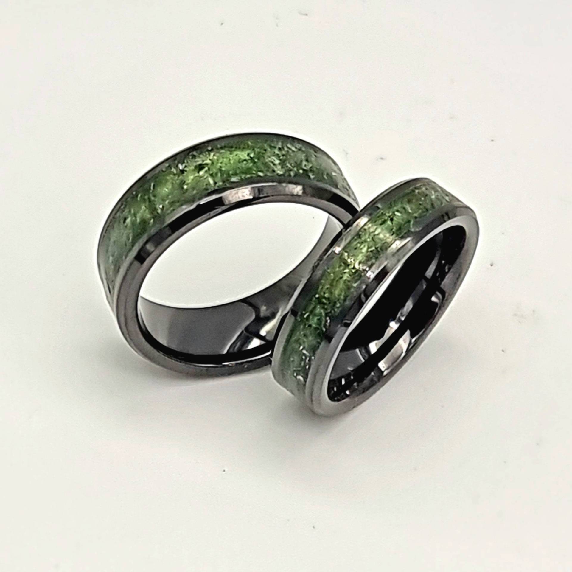 Moldavit Ringe, Paar Wunderschöne Handgemachte Schwarze Keramik Ringe Mit Echtem Moldavit. Leuchtring von RocksandCrystalsAU
