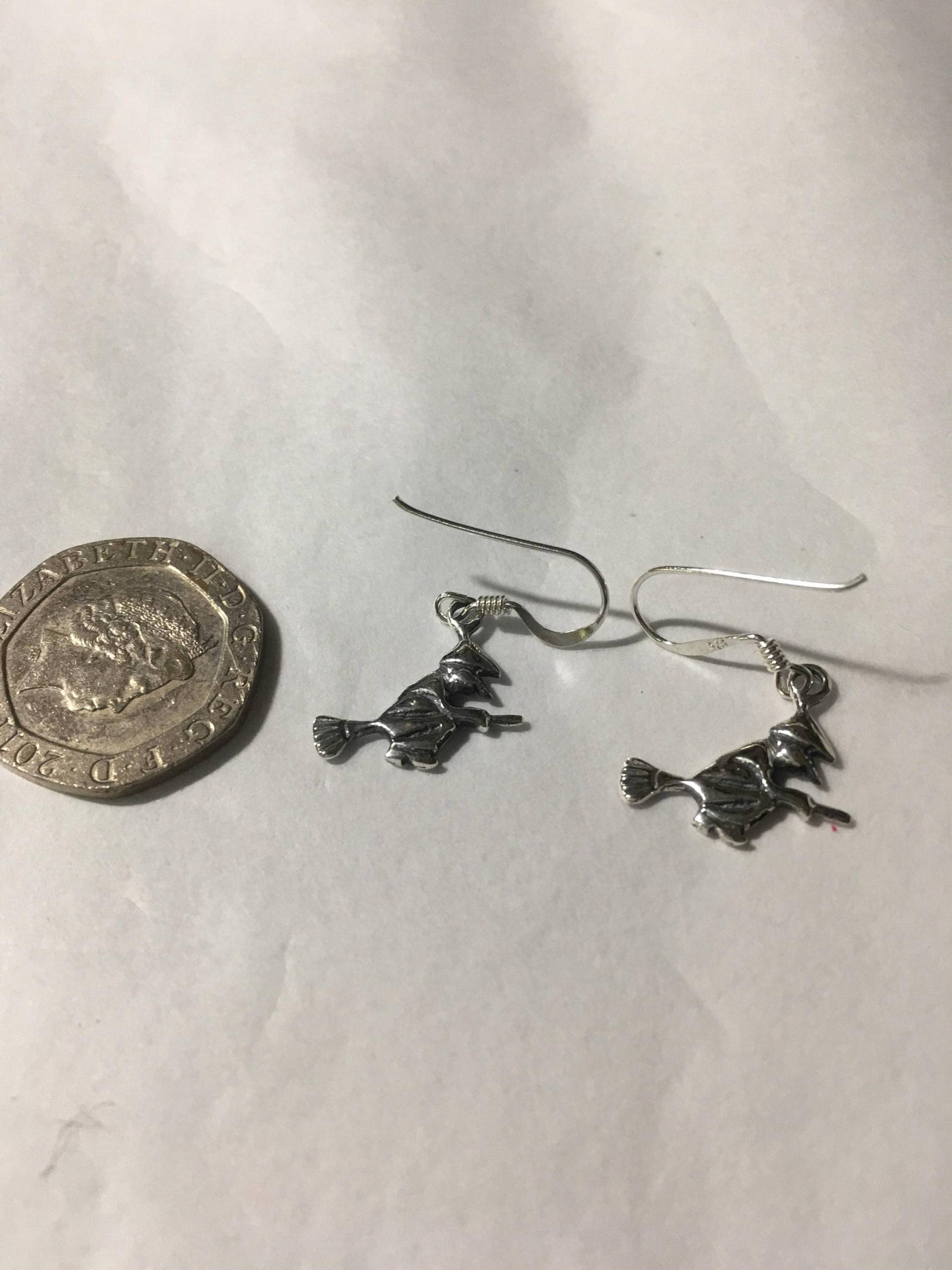 Fliegende Hexe Und Besen Ohrringe Sterling-Silber Fliegende Hexe Und Besen Ohrringe Sterling-Silber von RocksandRubiesShop