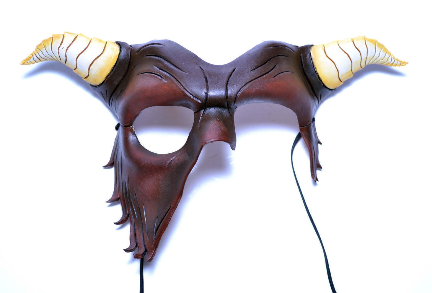 Beast Of The Opera - Handgefertigte Maske Aus Leder Mit Hörnern in Naturfarben Beast Of The Opera - Handgefertigte Maske Aus Leder Mit Hörnern in Naturfarben von RockwellMasks