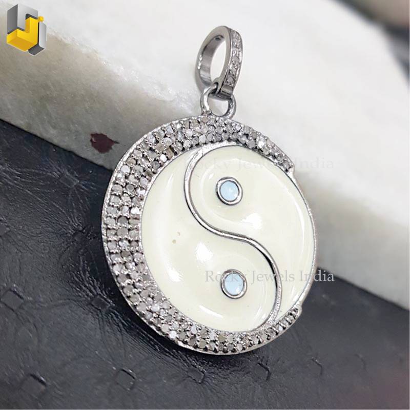 Creme Farbe Emaille Runde Form Mit S Brief 925 Sterling Silber Pflastern Diamant Schöne Runde Anhänger Fine Schmuck Charms Für Party von RockyJewelsIndia