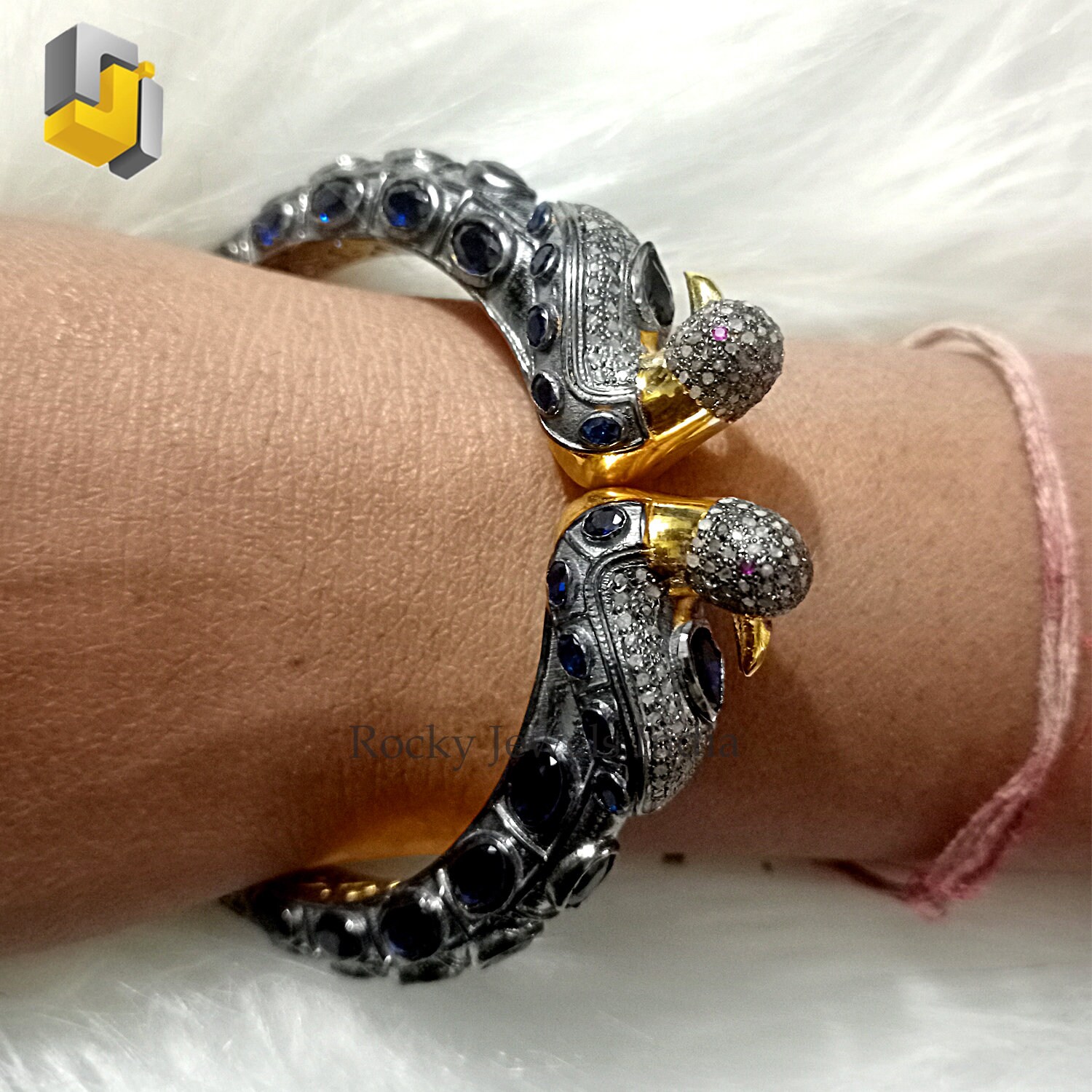 Natürliche Blaue Saphir Edelstein Oval Cab 14K Gelbgold 925 Sterling Silber Oxidiert Pfau Form Pflastern Natürlichen Diamant Armband Armreif Jwlry Natürliche Blaue Saphir Edelstein Oval Cab 14K Gelbgold 925 Sterling Silber Oxidiert Pfau Form Pflastern Natürlichen Diamant Armband Armreif Jwlry von RockyJewelsIndia