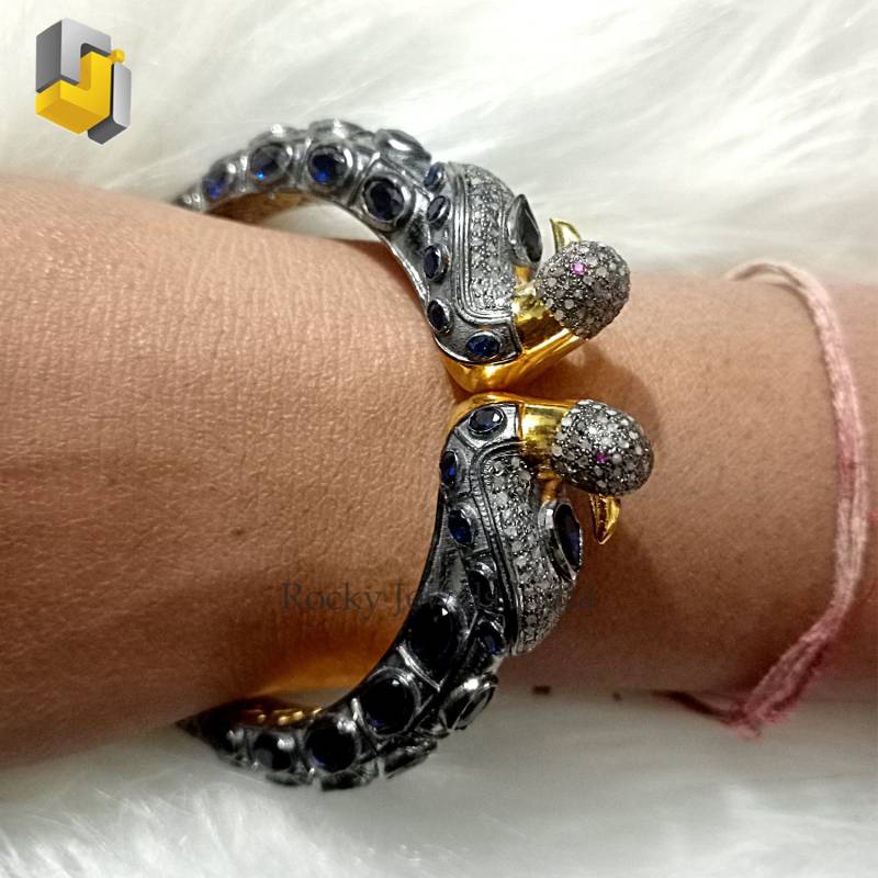 Natürliche Blaue Saphir Edelstein Oval Cab 14K Gelbgold 925 Sterling Silber Oxidiert Pfau Form Pflastern Natürlichen Diamant Armband Armreif Jwlry von RockyJewelsIndia