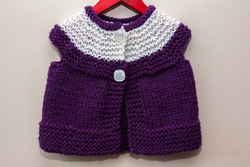 Handgestrickte Gilet. Mädchen Weste, Ärmelloser Pullover, Gilet, Winter Frühling Pullover Für 2-4 Jährige von RocoKnitwearIreland