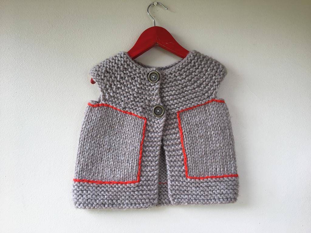 Handgestrickte Mädchen Weste, Gestrickte Gilet, Gestrickter Ärmelloser Pullover, Beige Pullover Für 2 /3 Jahre, Versandfertig von RocoKnitwearIreland